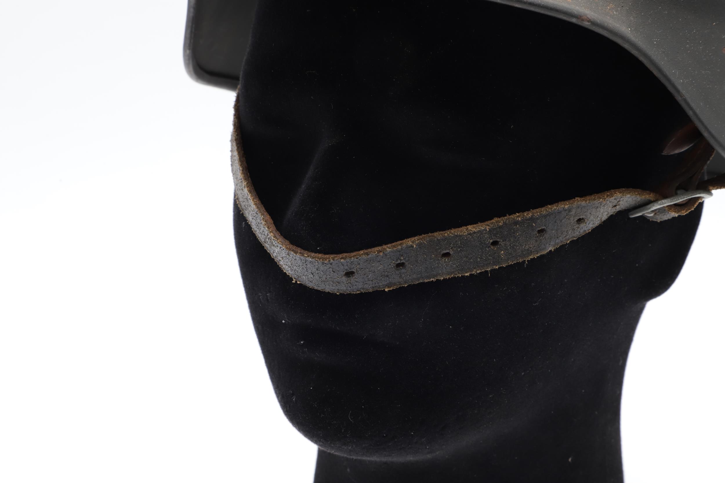 A SECOND WORLD WAR GERMAN 1940 PATTERN STEEL HELMET. - Image 5 of 10