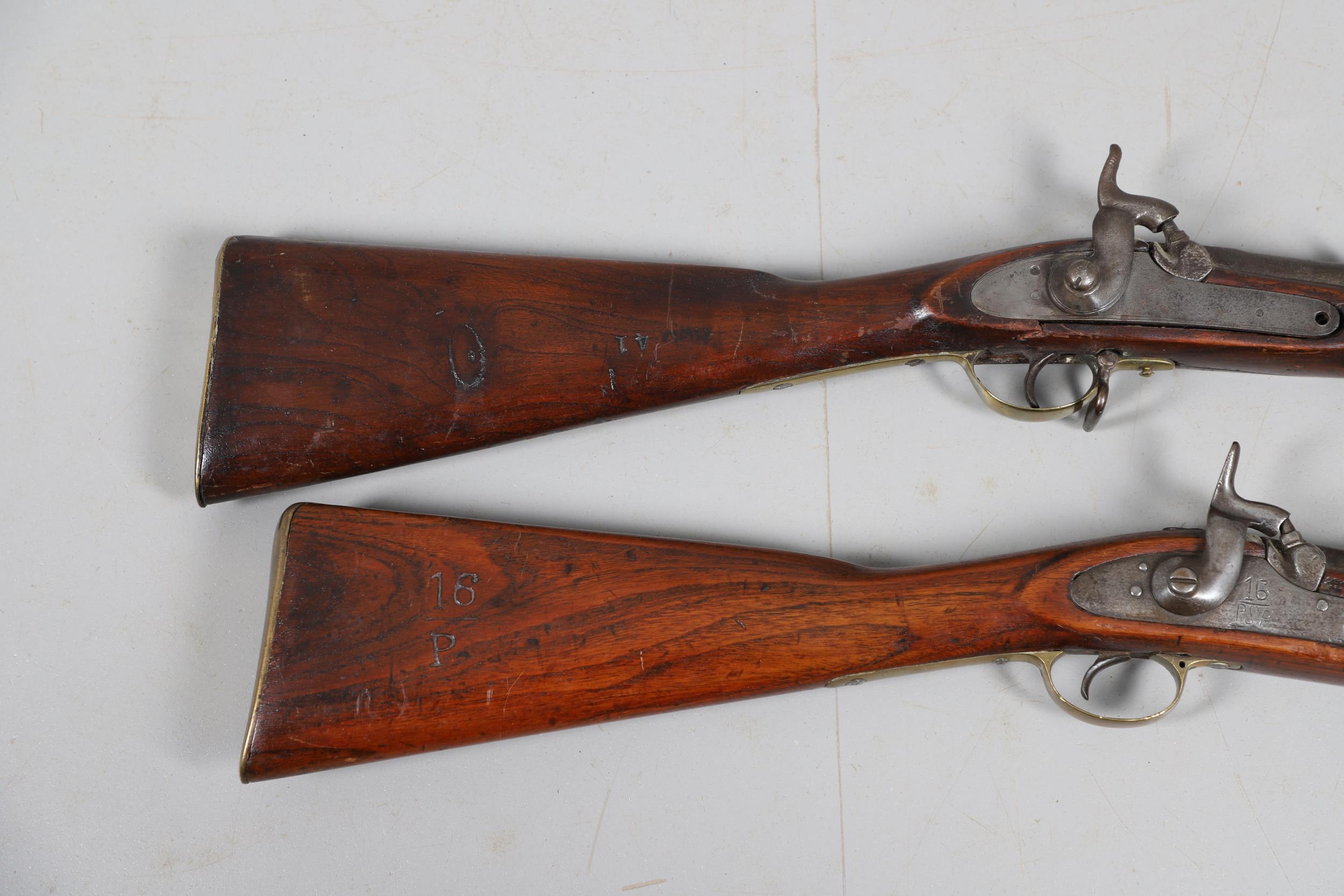 A 19TH CENTURY ENFIELD TYPE PERCUSSION FIRING RIFLE AND ANOTHER SIMILAR. - Image 5 of 23