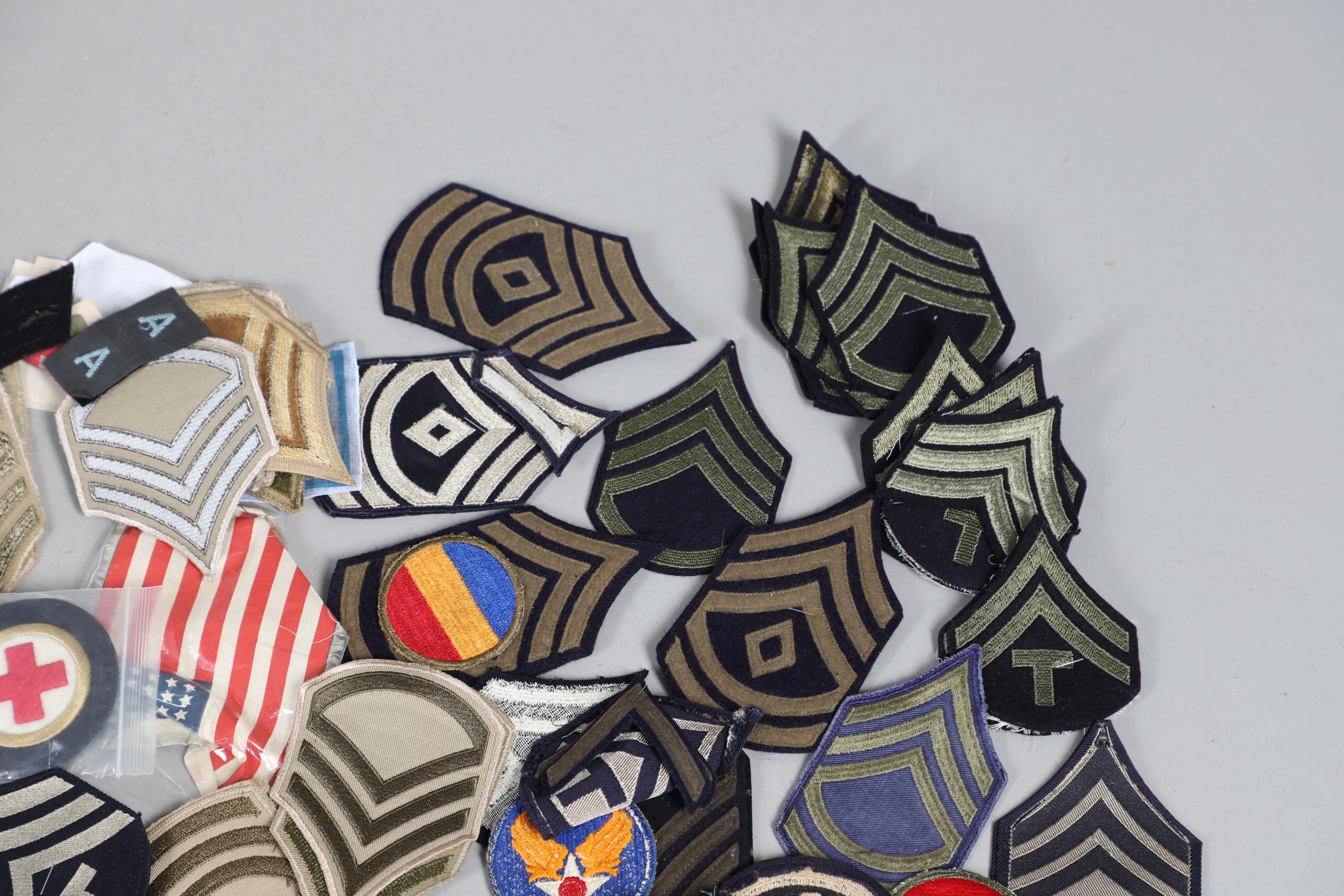 AN EXTENSIVE COLLECTION OF ARMY AND AIR FORCE UNIFORM PATCHES AND RANK INSIGNIA. - Bild 2 aus 14