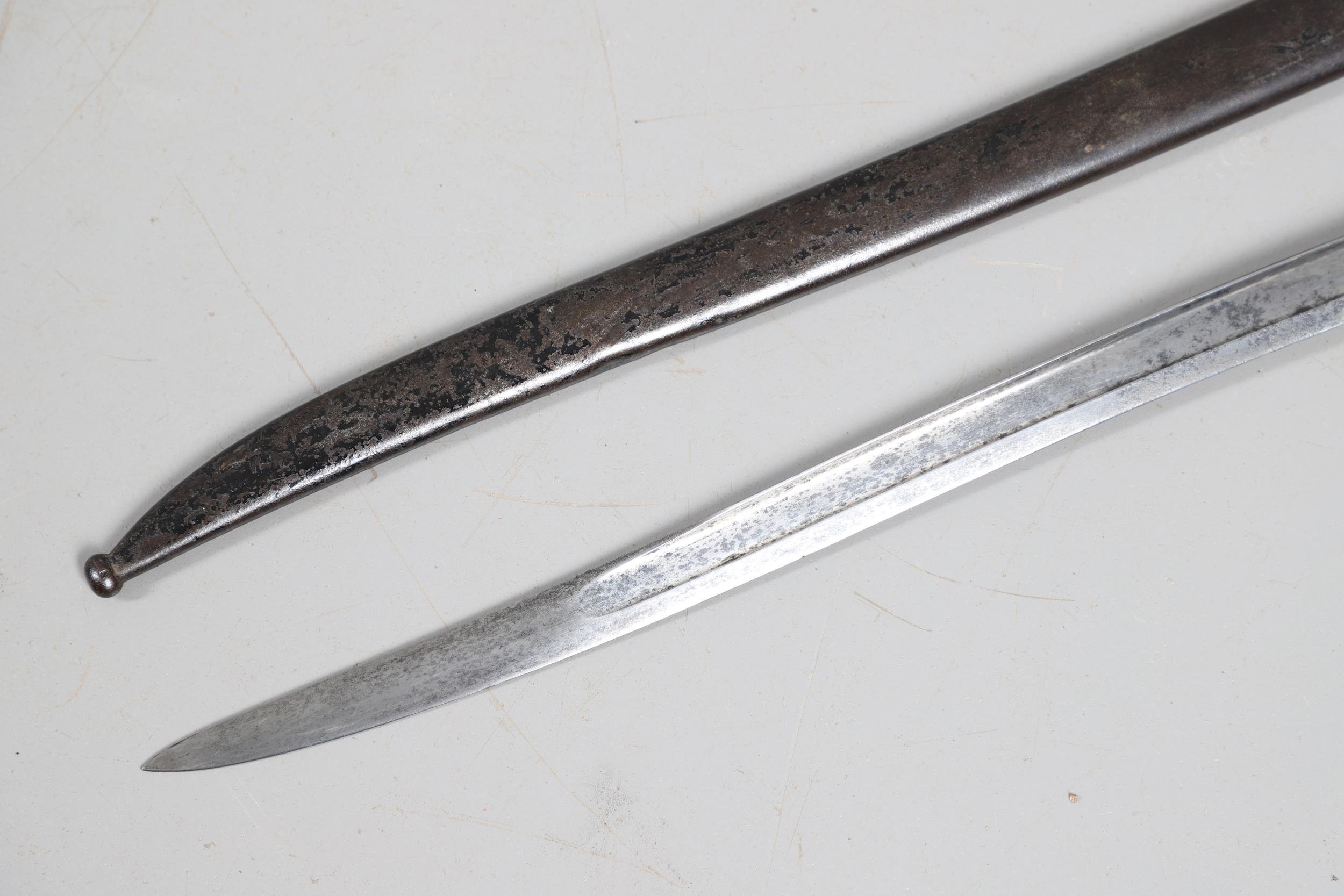 A 19TH CENTURY FRENCH CHASSEPOT BAYONET AND SCABBARD BY A SCARCE MANUFACTURER. - Bild 7 aus 12