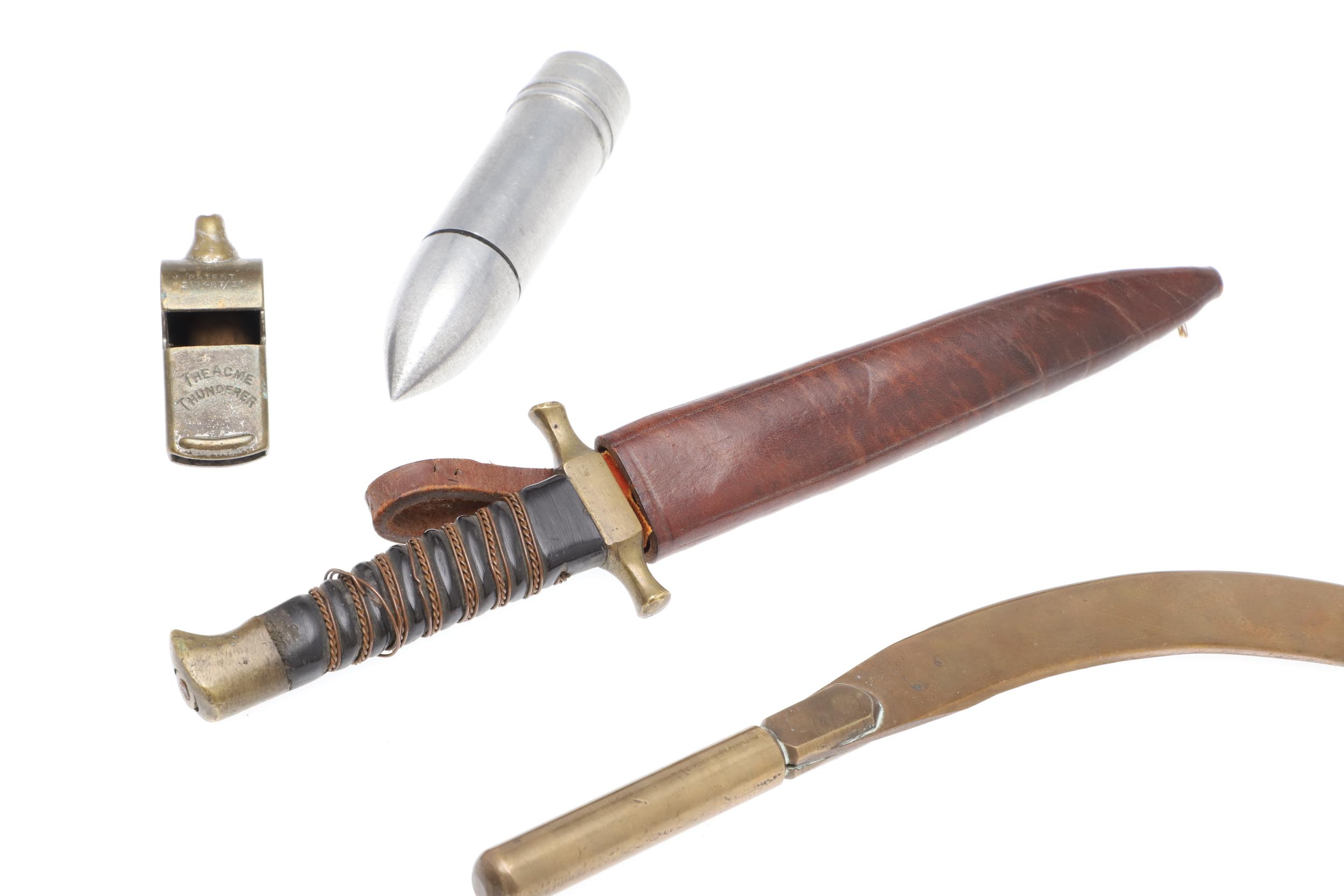 A FIRST WORLD WAR OFFICER'S PRIVATE PURCHASE DAGGER AND OTHER ITEMS. - Image 4 of 12