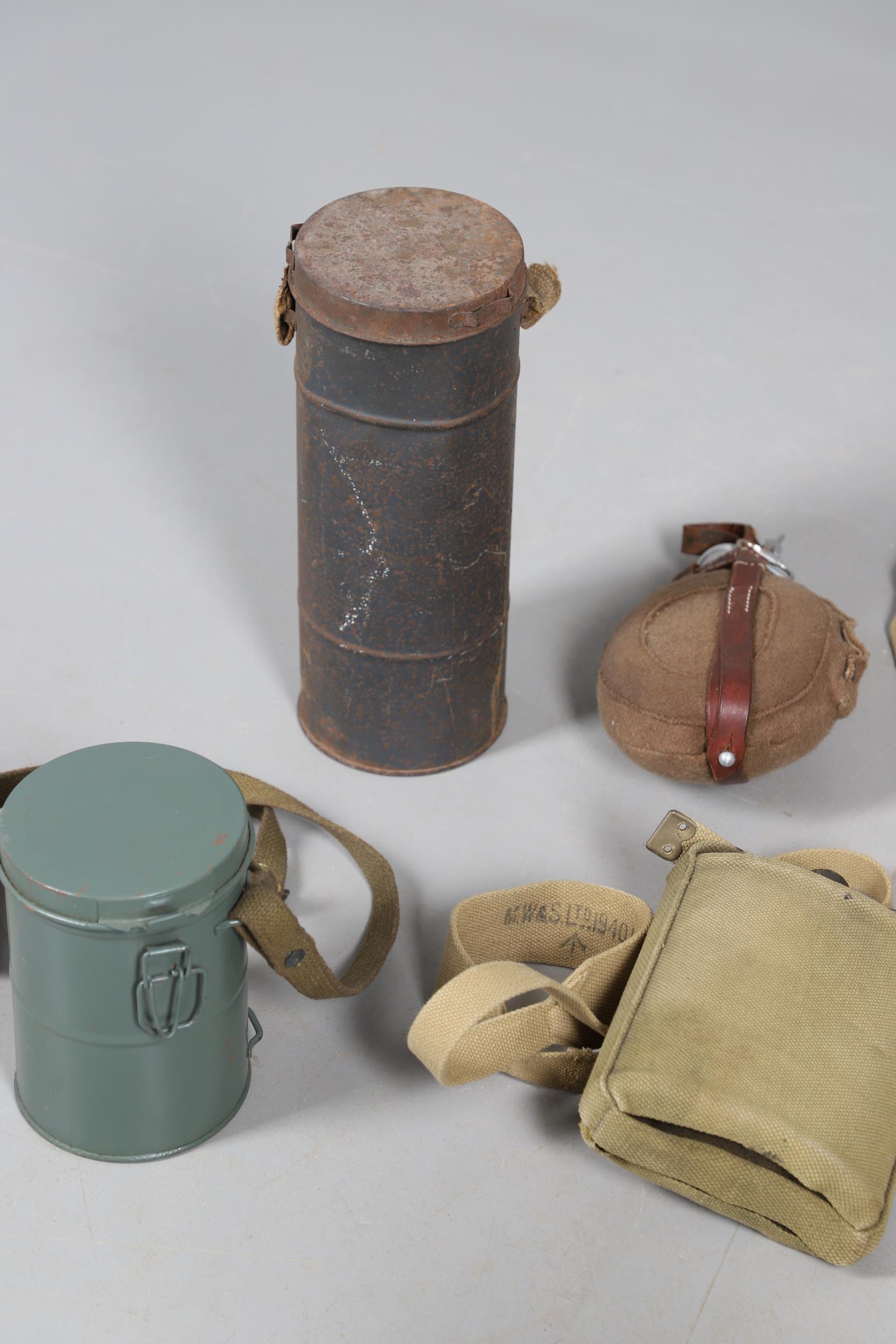 A COLLECTION OF FIRST WORLD WAR BRITISH TYPE WATER BOTTLES AND OTHER SIMILAR ITEMS. - Bild 6 aus 12