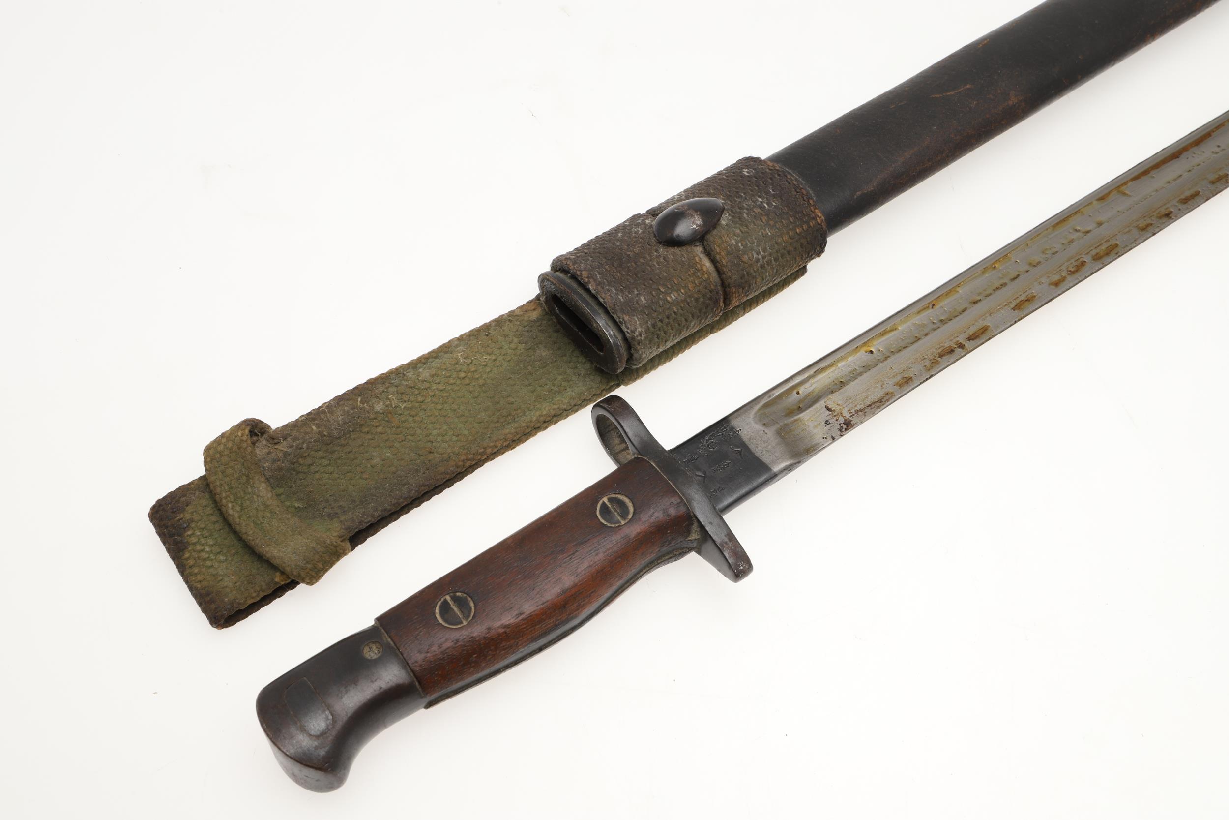 A 1907 PATTERN BAYONET AND SCABBARD AND ANOTHER SIMILAR. - Bild 2 aus 12