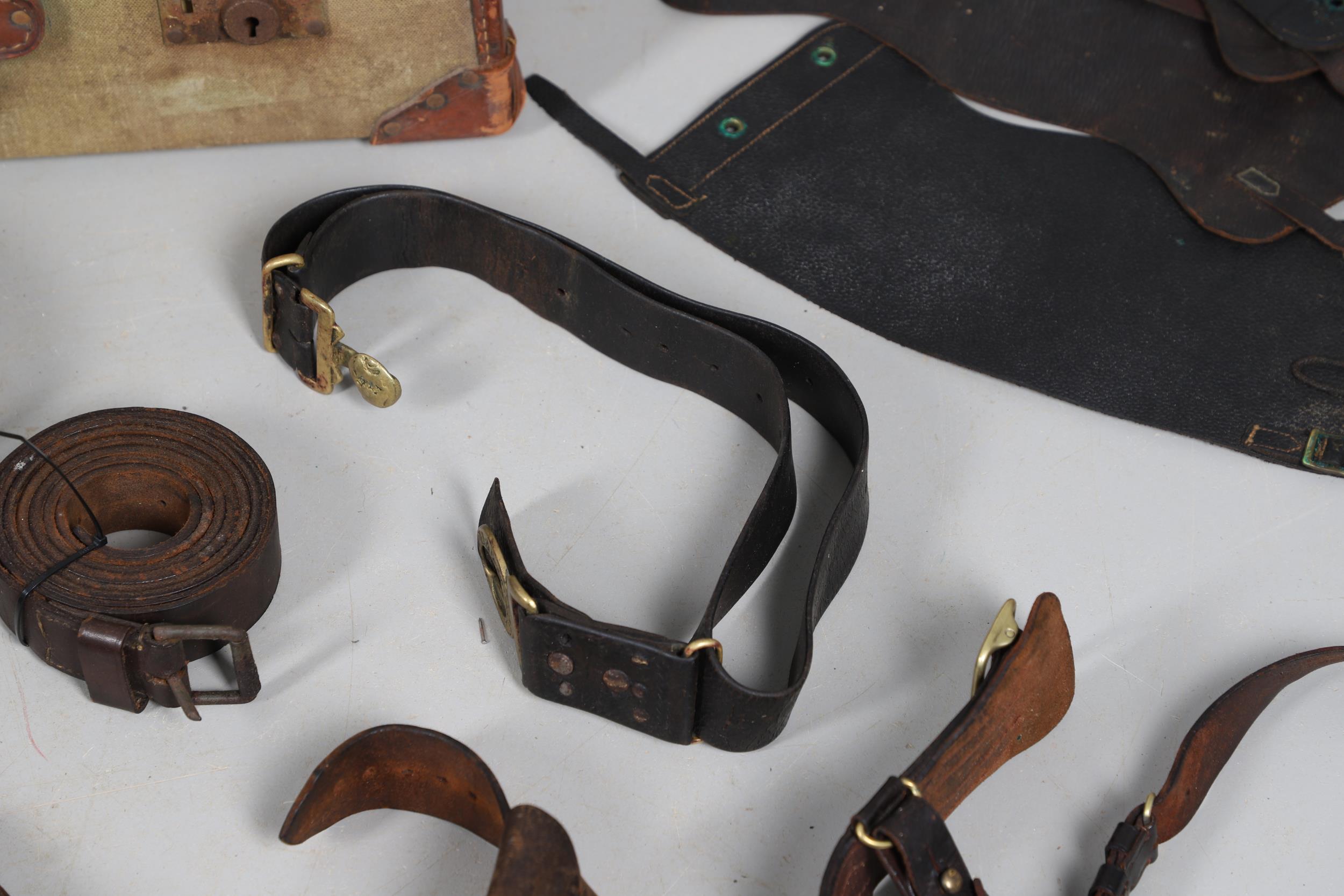 A LARGE COLLECTION OF SECOND WORLD WAR AND SIMILAR LEATHER ITEMS TO INCLUDE SAM BROWNE BELTS, GAITER - Bild 7 aus 14