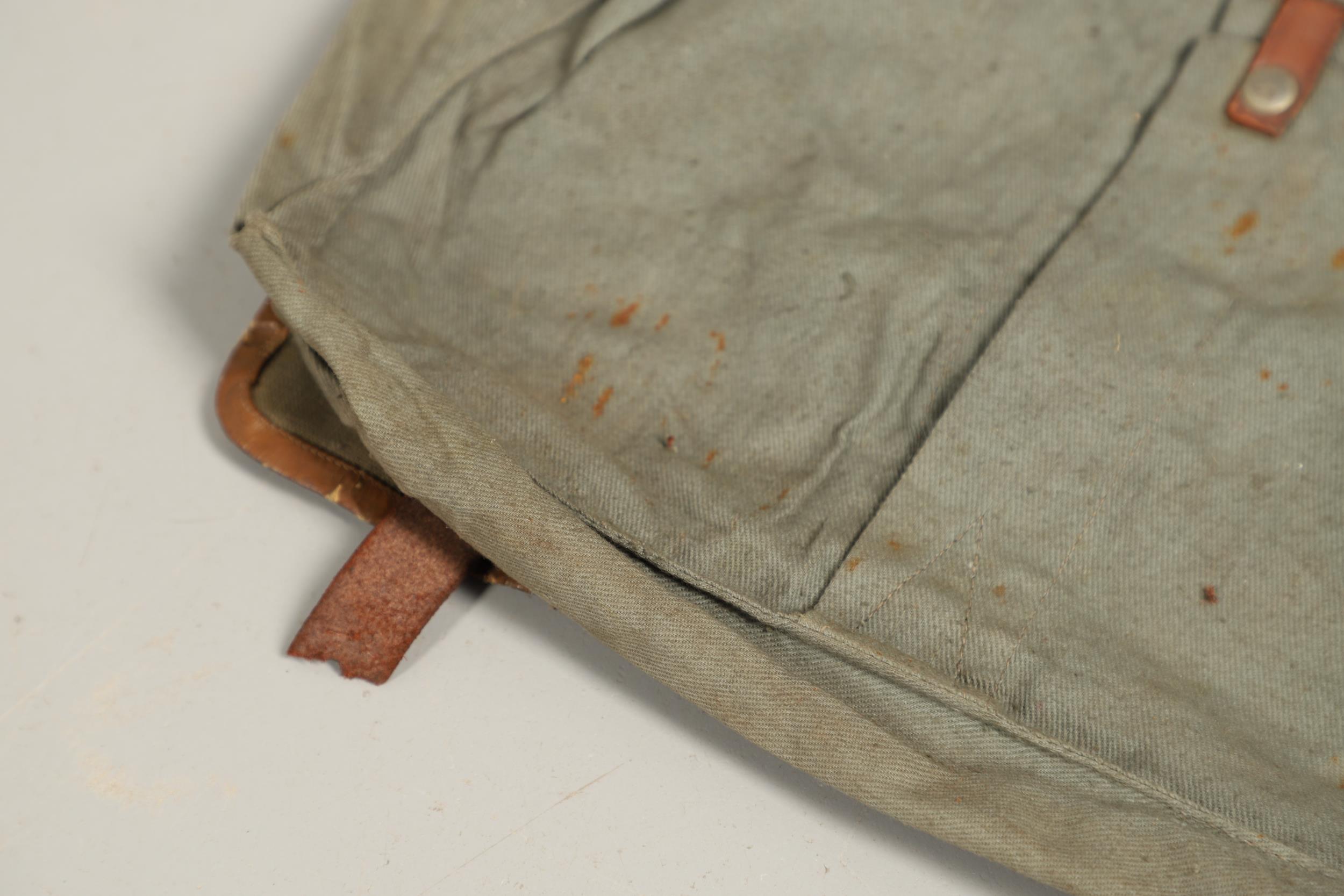 A FIRST WORLD WAR GERMAN BACKPACK. - Bild 10 aus 13