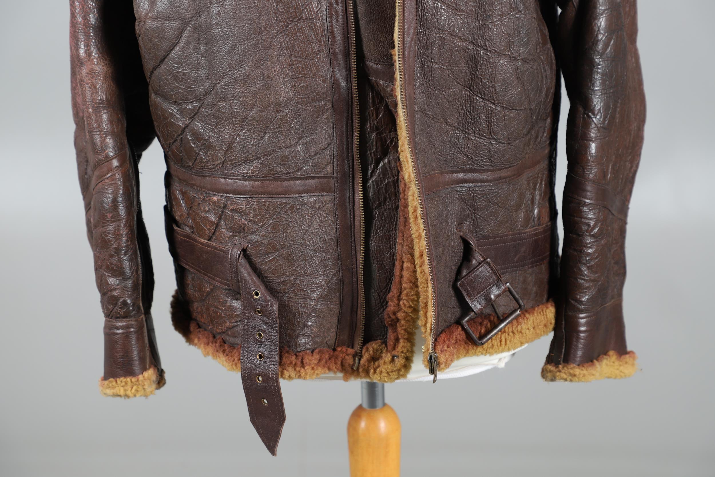 A SECOND WORLD WAR OR LATER LEATHER FLYING JACKET. - Bild 5 aus 12