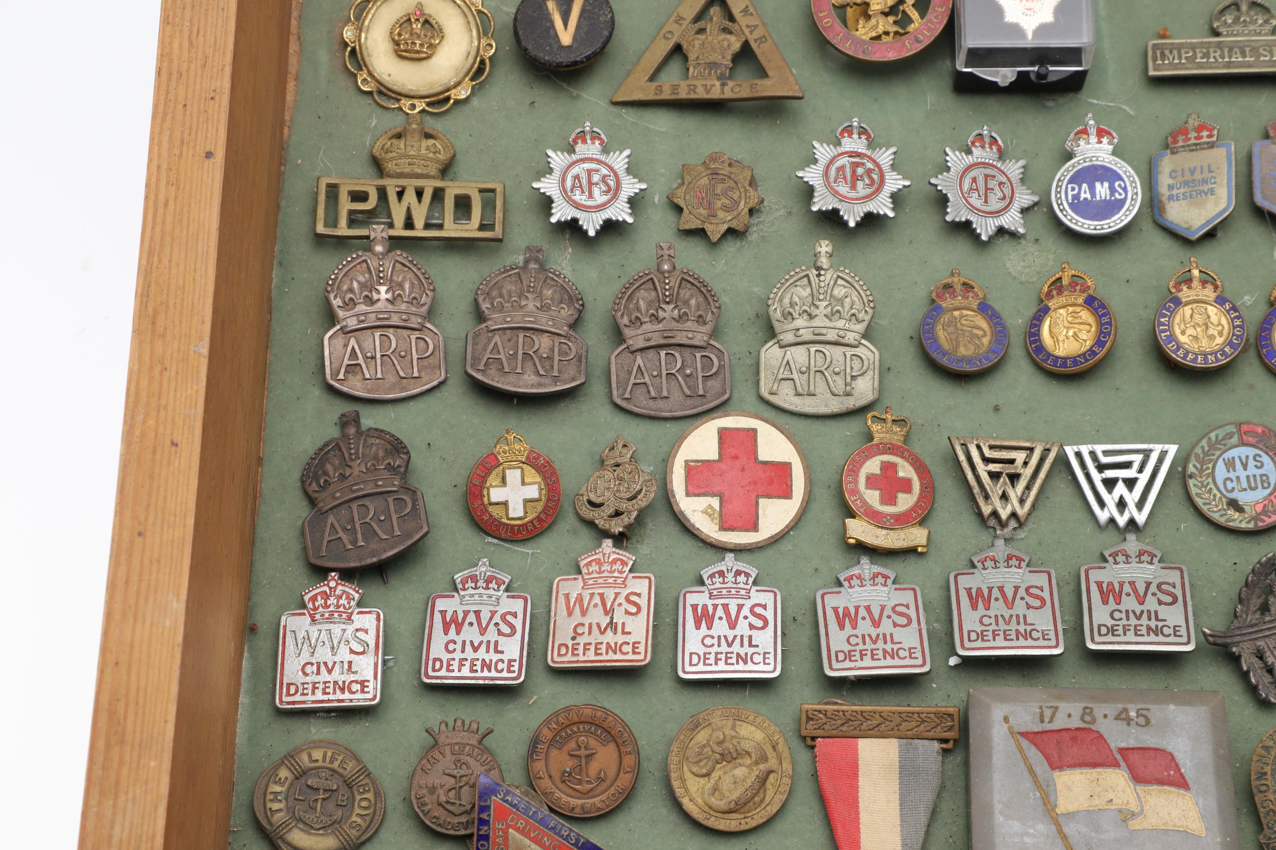 AN INTERESTING COLLECTION OF MILITARY RELATED ENAMEL AND SIMILAR BADGES. - Image 4 of 7