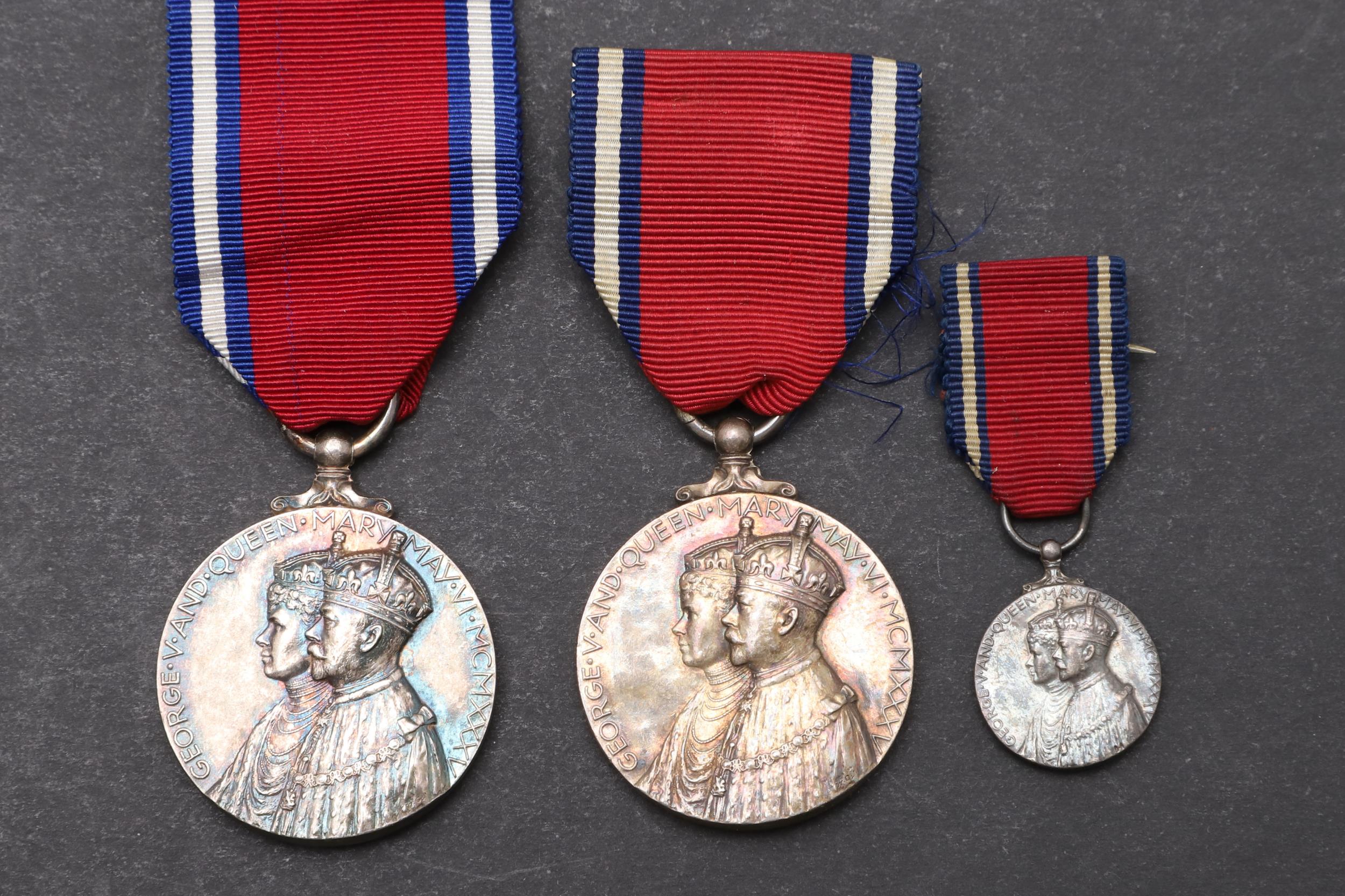 TWO GEORGE V 1935 JUBILEE MEDALS AND SIMILAR MINIATURE. - Bild 2 aus 5