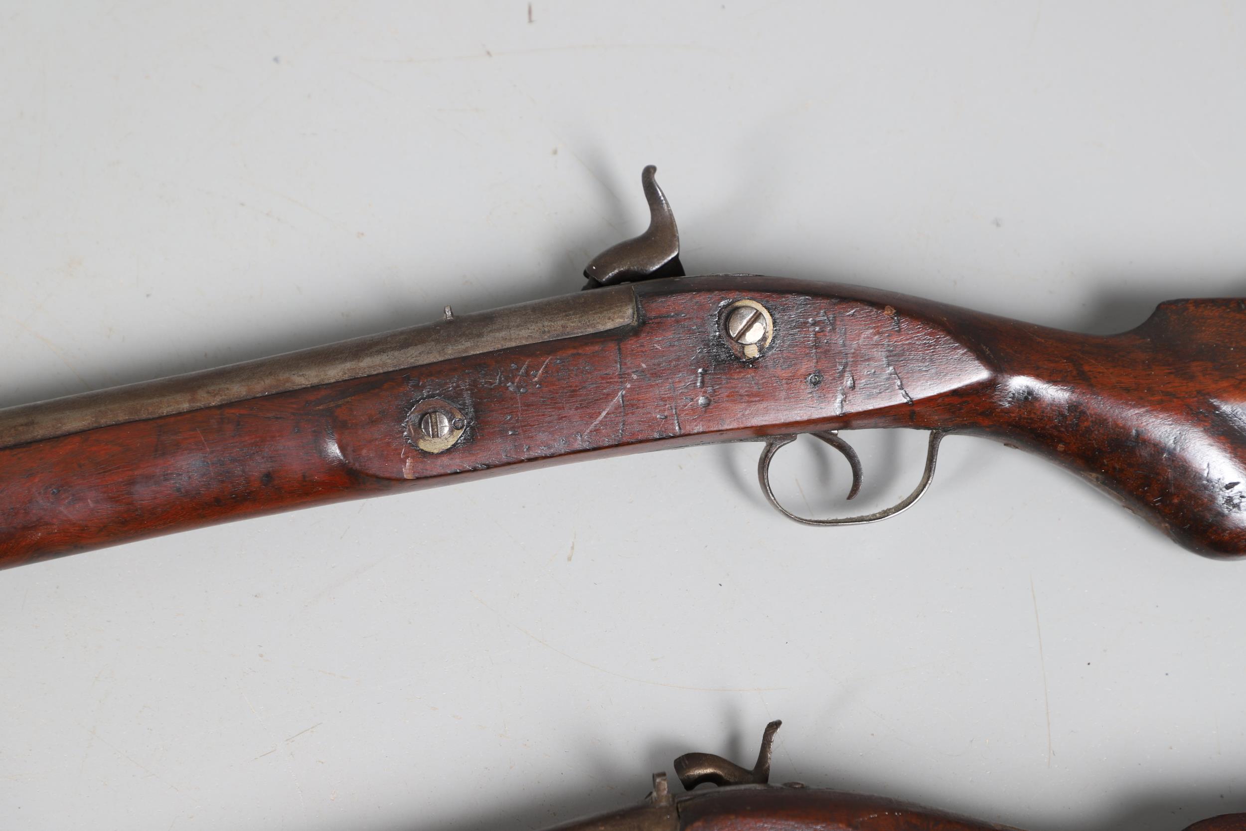 A 19TH CENTURY ENFIELD TYPE PERCUSSION FIRING RIFLE AND ANOTHER SIMILAR. - Bild 16 aus 22