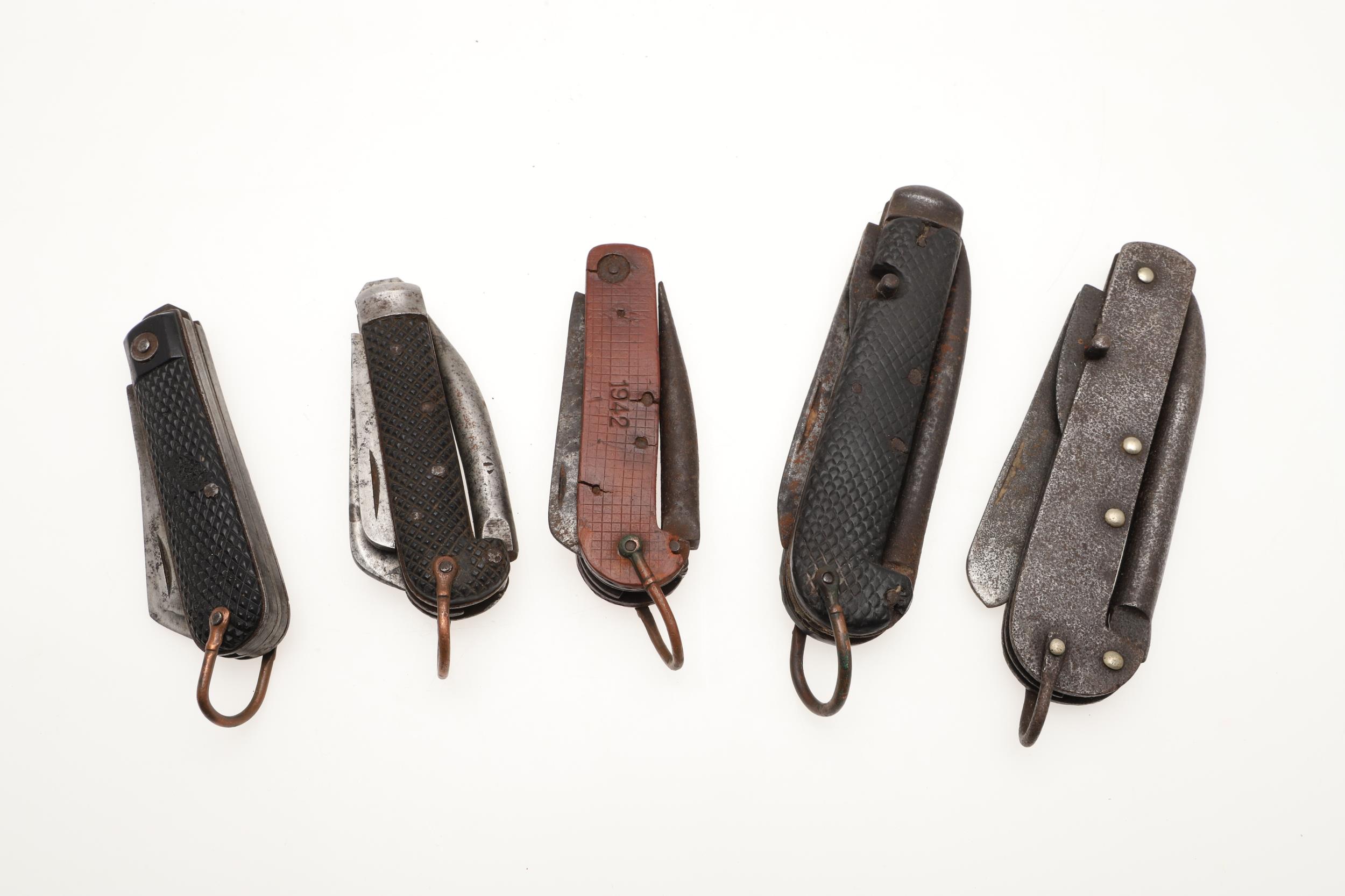 A COLLECTION OF FIVE SECOND WORLD WAR AND LATER POCKET KNIVES. - Image 3 of 3