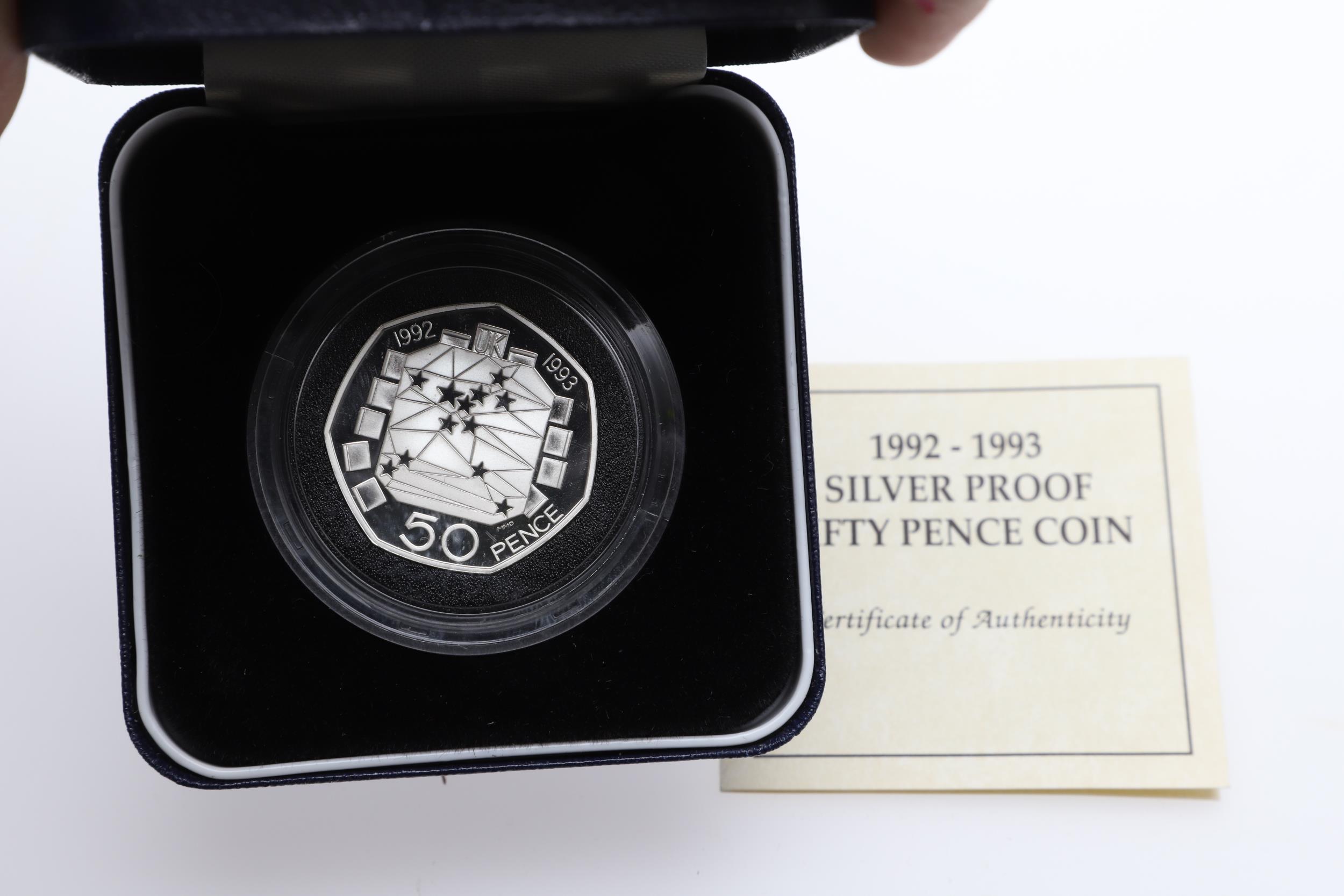 A COLLECTION OF ROYAL MINT SILVER PROOF COINS TO INCLUDE A 1994 D-DAY COMMEMORATIVE FIFTY PENCE AND - Bild 13 aus 17