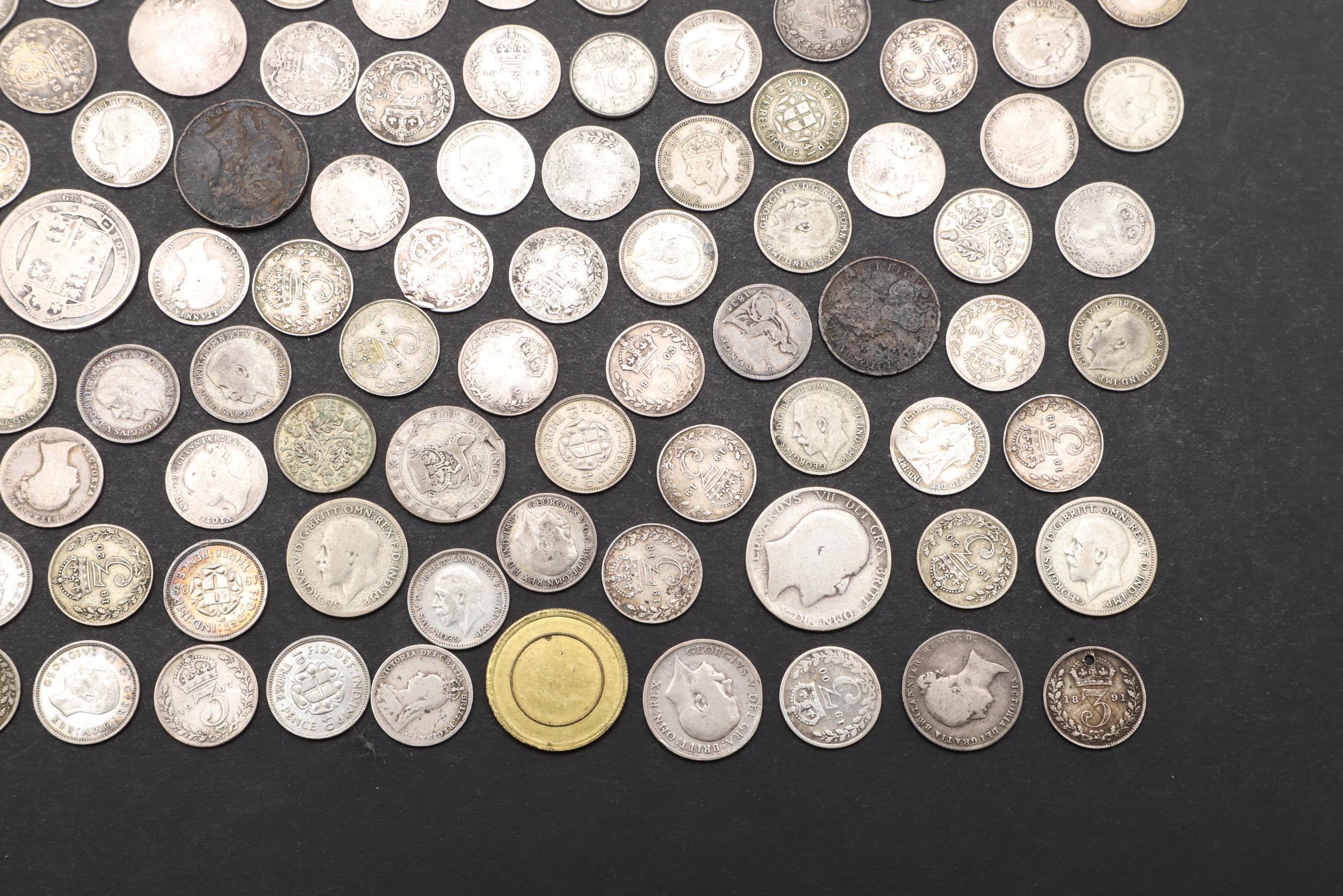 A COLLECTION OF QUEEN VICTORIA AND LATER THREE PENCE AND OTHERS. - Bild 6 aus 6