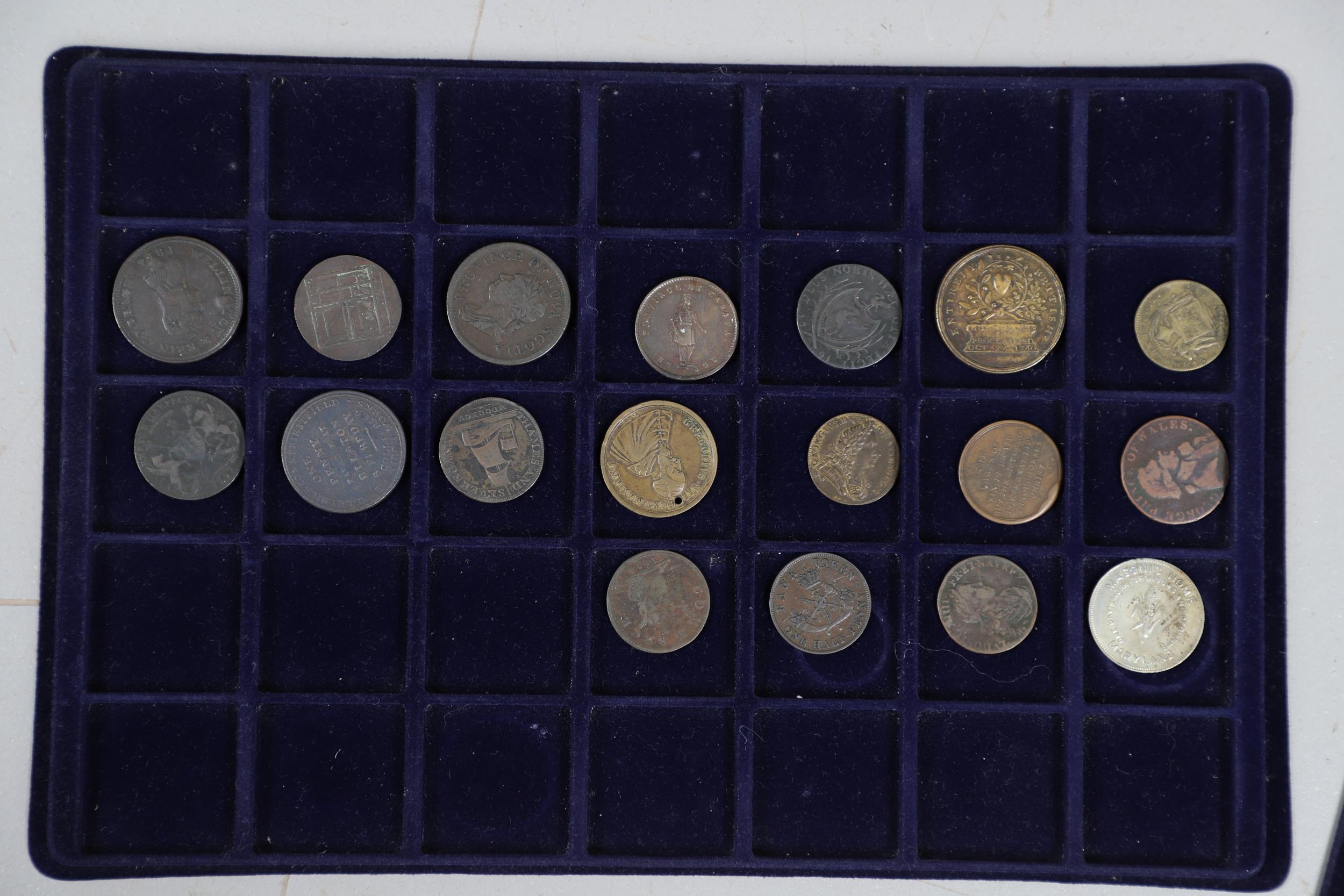 AN EXTENSIVE COLLECTION OF COINS AND TOKENS. - Bild 4 aus 14