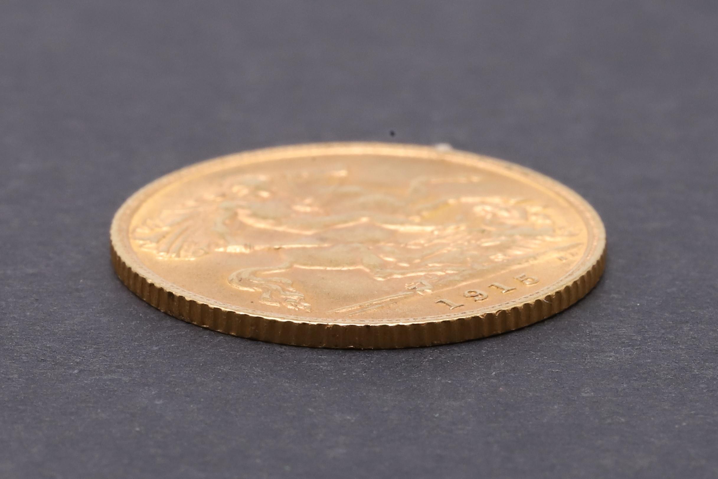 A GEORGE V HALF SOVEREIGN, 1915. - Bild 3 aus 3