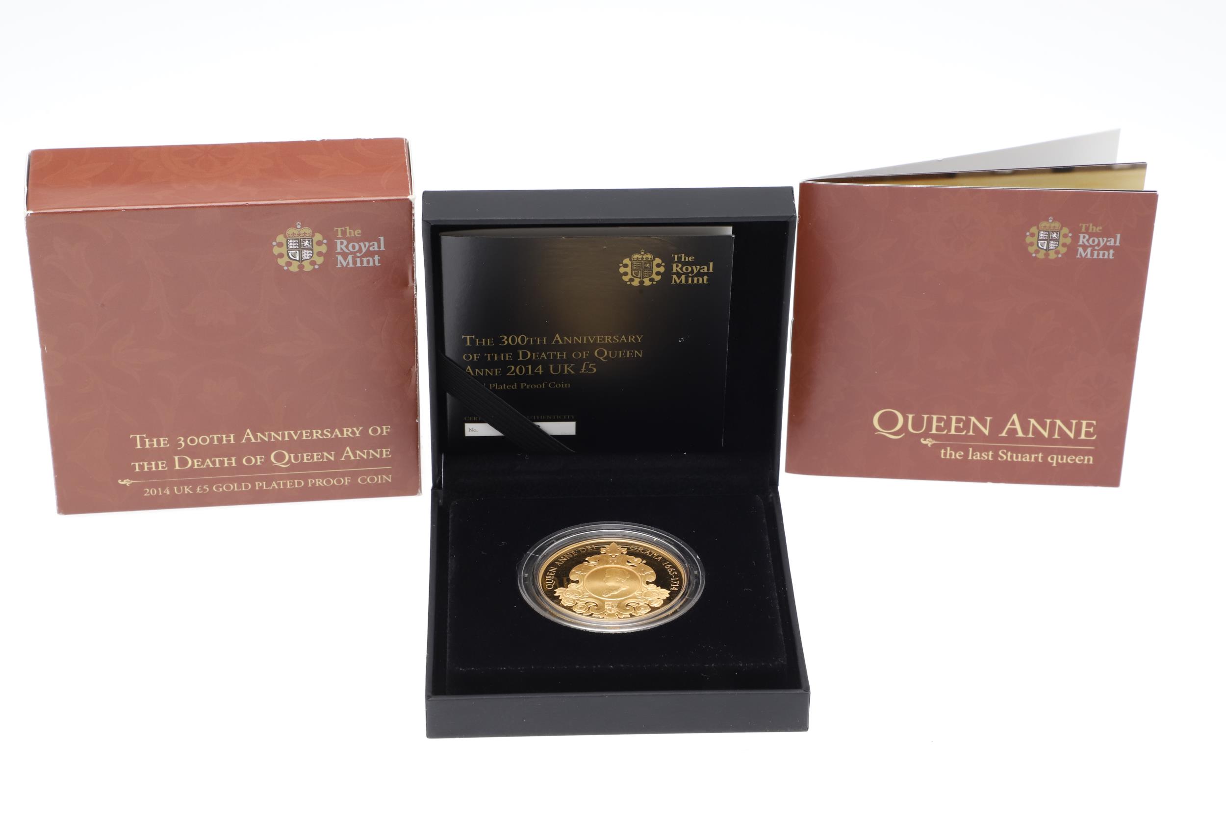 A ROYAL MINT GOLD PLATED SILVER PROOF QUEEN ANNE ANNIVERSARY £5.00 COIN AND FIVE SIMILAR. - Bild 9 aus 12