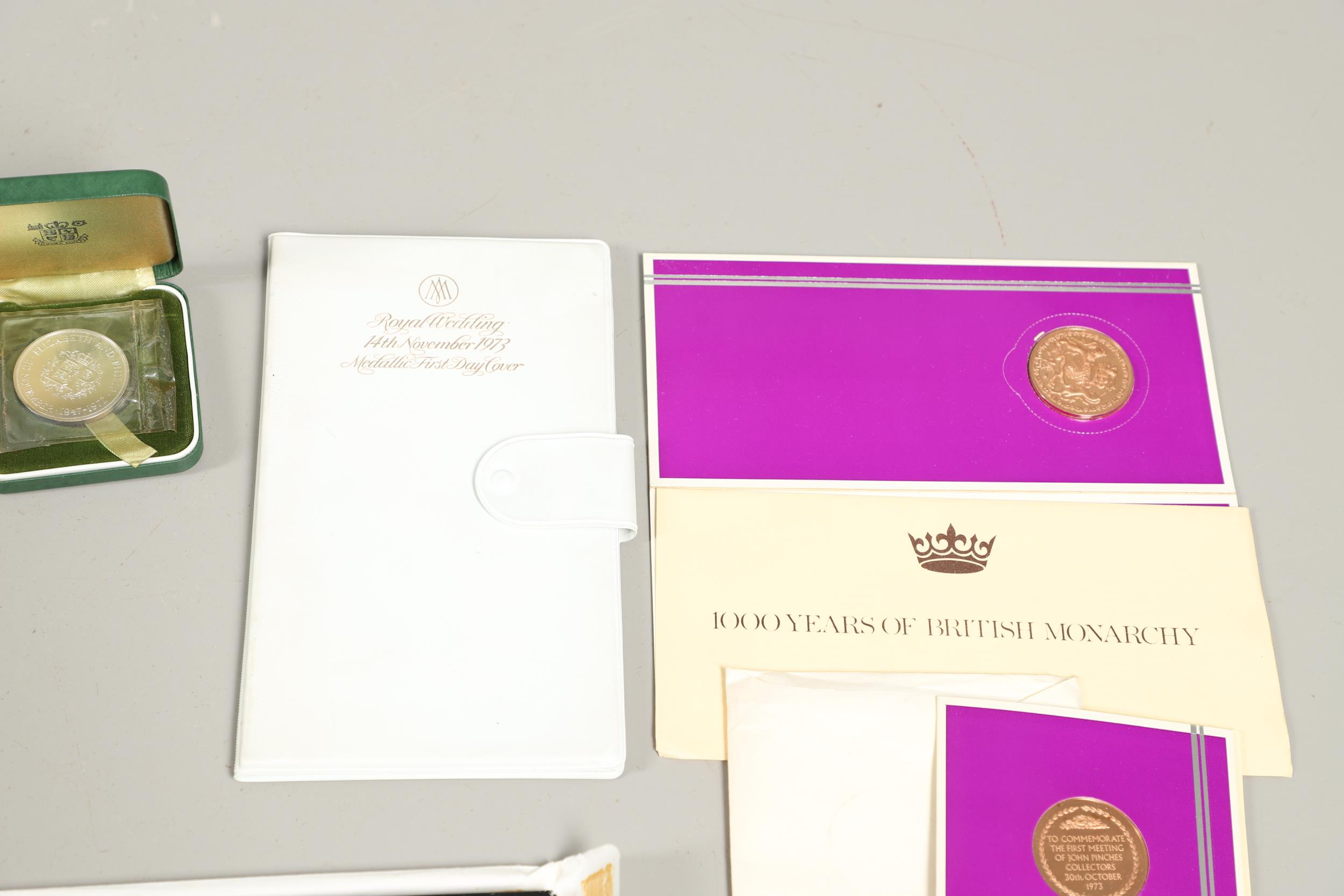 A COLLECTION OF ROYAL MINT YEAR SETS AND OTHER COMMEMORATIVE ISSUES. - Bild 5 aus 16