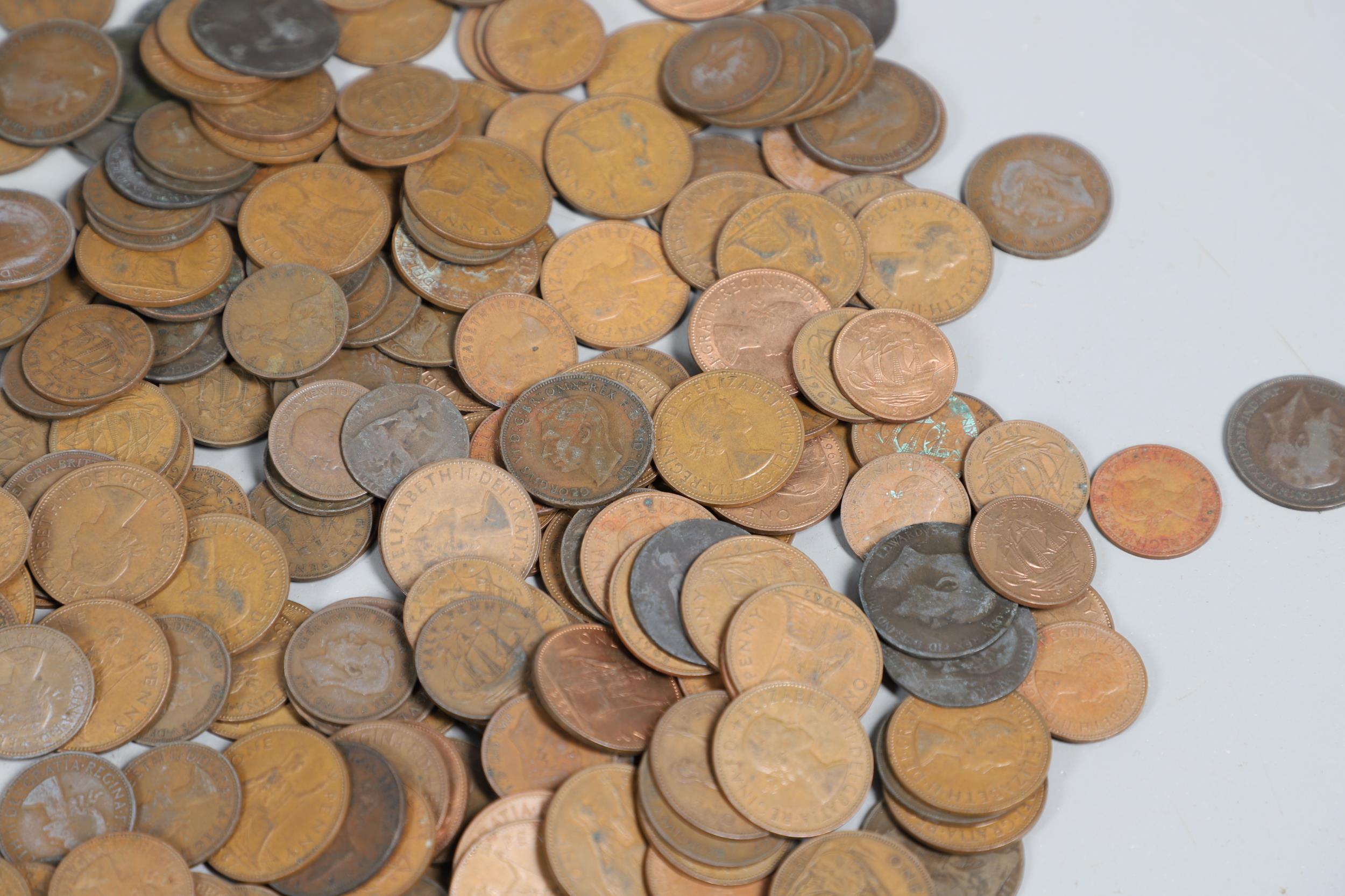 A LARGE COLLECTION OF WORLD COINS AND SIMILAR BRITISH COINS. - Image 16 of 20