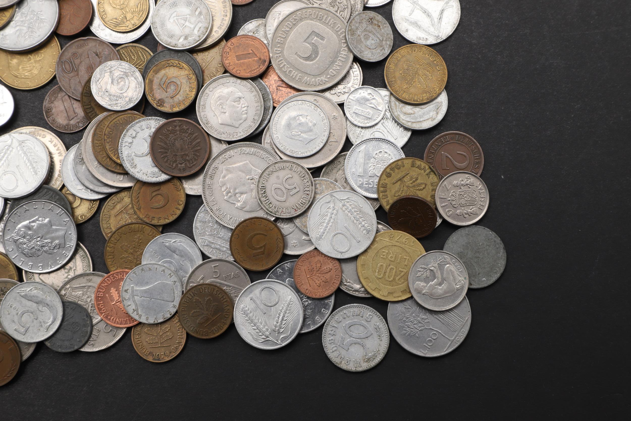 A LARGE COLLECTION OF 19TH AND 20th CENTURY EUROPEAN COINS TO INCLUDE GERMANY, SPAIN AND ITALY. - Image 10 of 10