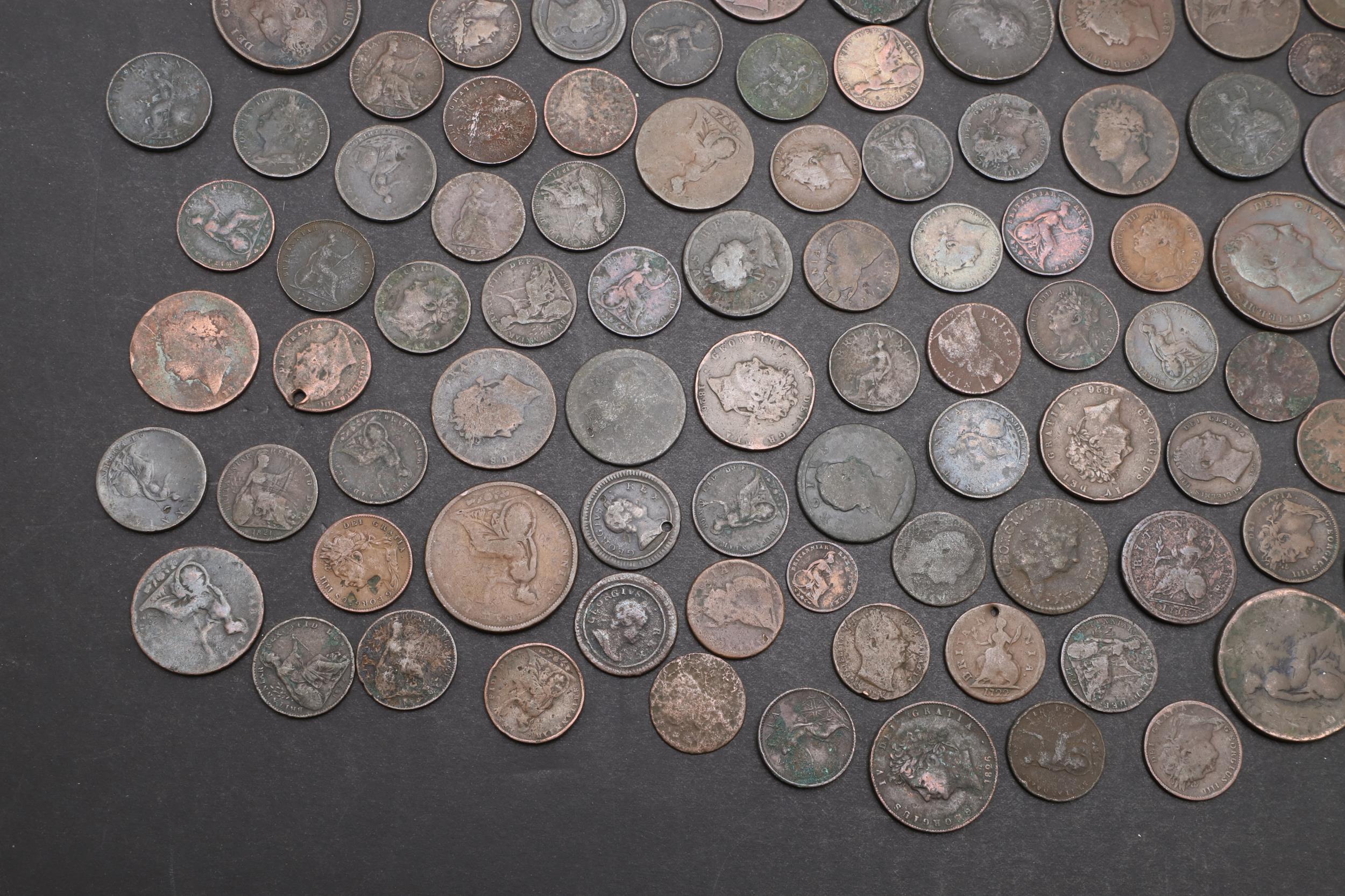 A COLLECTION OF 17TH AND 18TH CENTURY COPPER TO INCLUDE FARTHINGS AND OTHERS. - Image 4 of 5