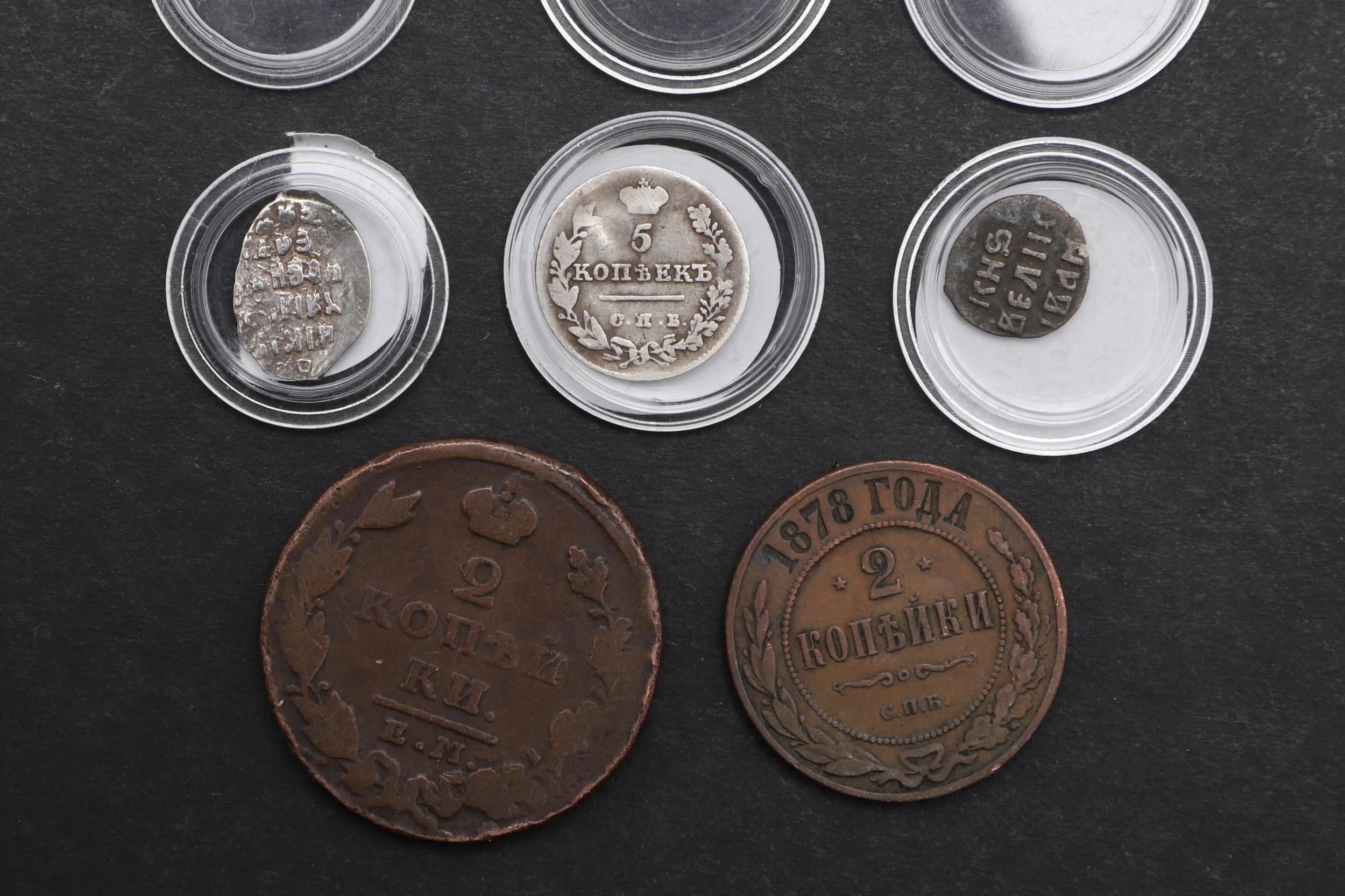 A SMALL COLLECTION OF FIVE RUSSIAN COINS. - Bild 2 aus 2