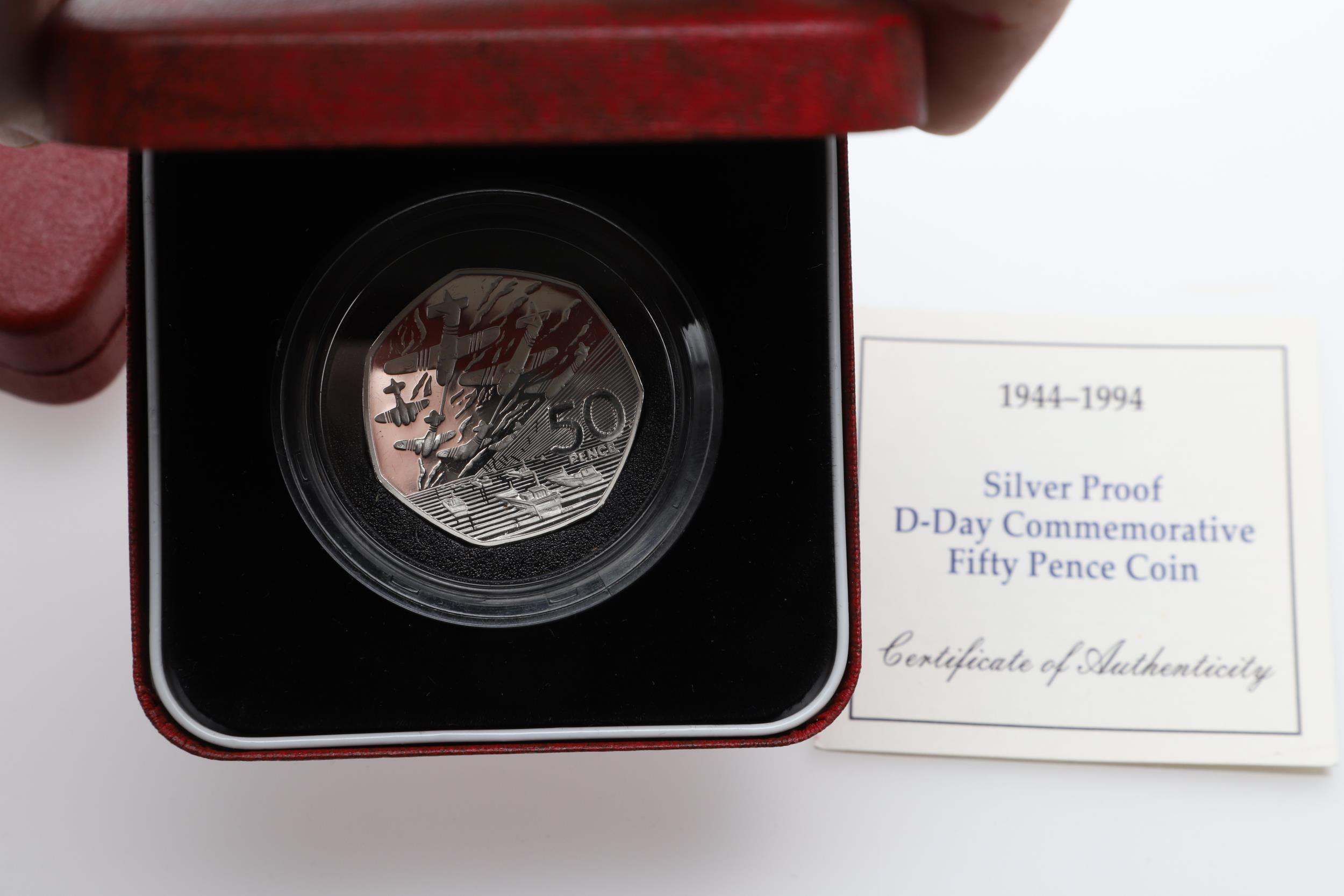 A COLLECTION OF ROYAL MINT SILVER PROOF COINS TO INCLUDE A 1994 D-DAY COMMEMORATIVE FIFTY PENCE AND - Bild 15 aus 17