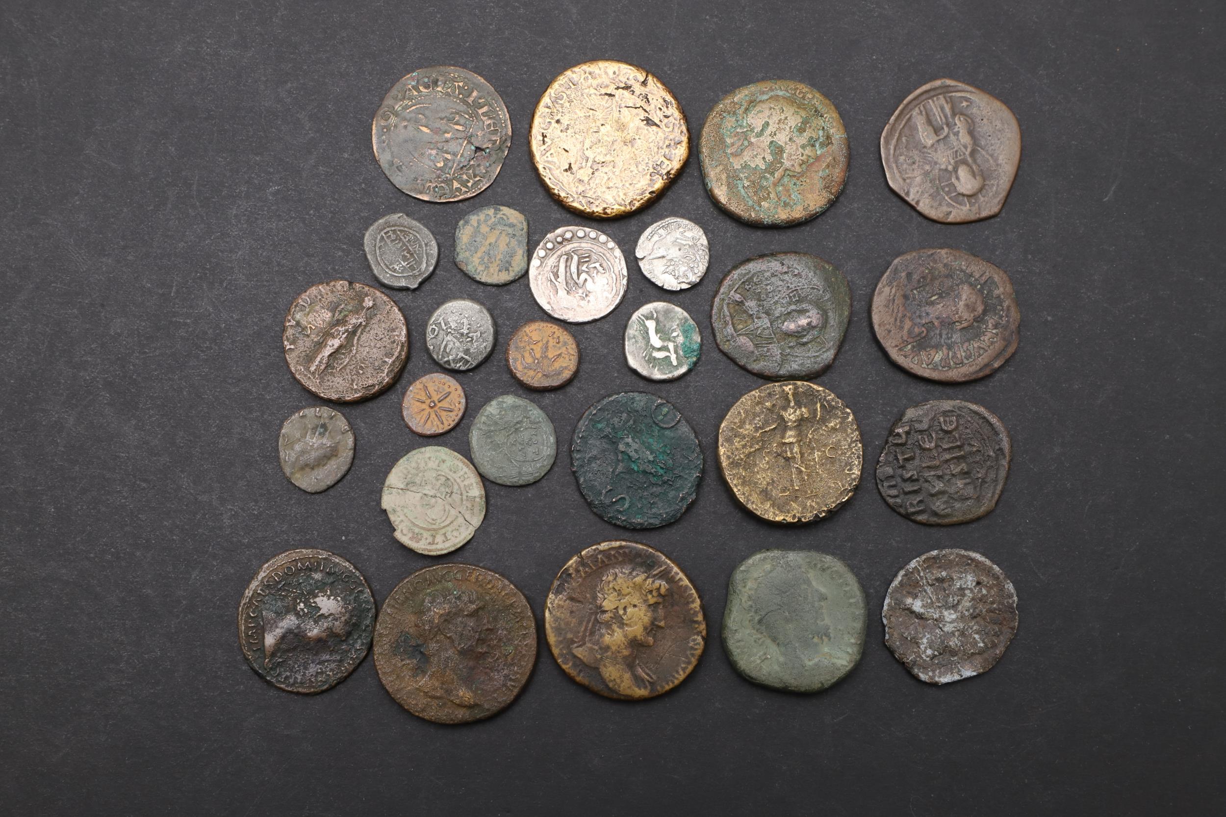 A COLLECTION OF ROMAN AND OTHER COINS TO INCLUDE LARGER DENOMINATIONS. - Bild 5 aus 5