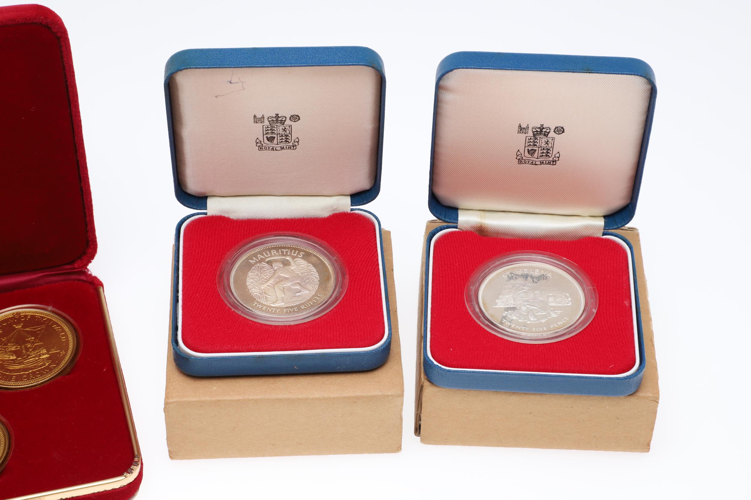 A COLLECTION OF SILVER PROOF SETS TO INCLUDE A FALKLANDS ISLANDS FIFTY PENCE 1977. - Bild 5 aus 18