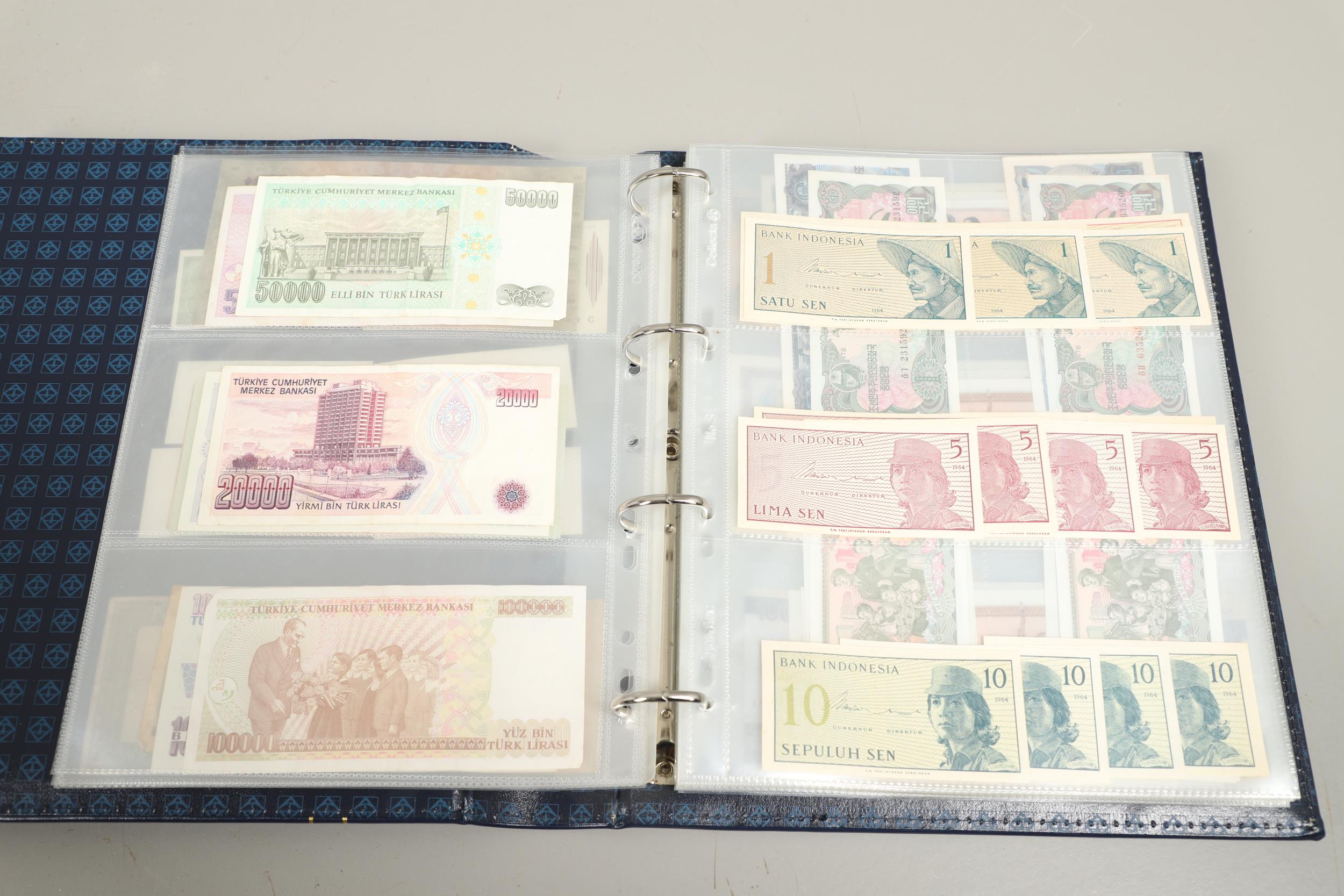AN ALBUM OF OVER 150 WORLD BANK NOTES TO INCLUDE INDONESIA, IRAQ, CAMBODIA, ISRAEL AND OTHER COUNTRI - Bild 6 aus 15