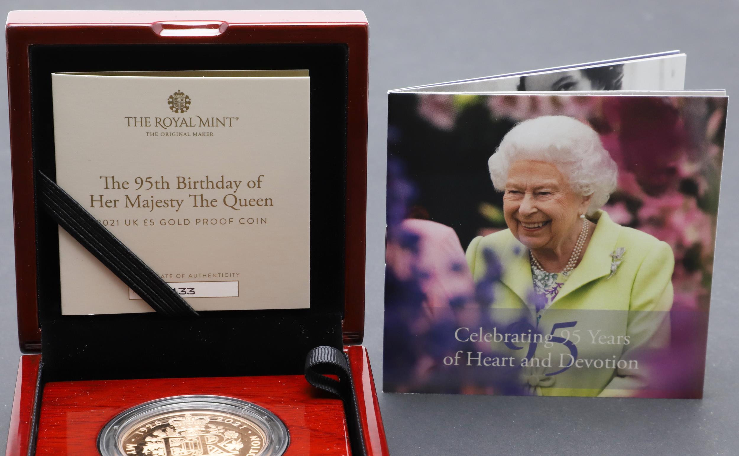 AN ELIZABETH II 95TH BIRTHDAY GOLD £5.00 COIN. 2021. - Image 4 of 8