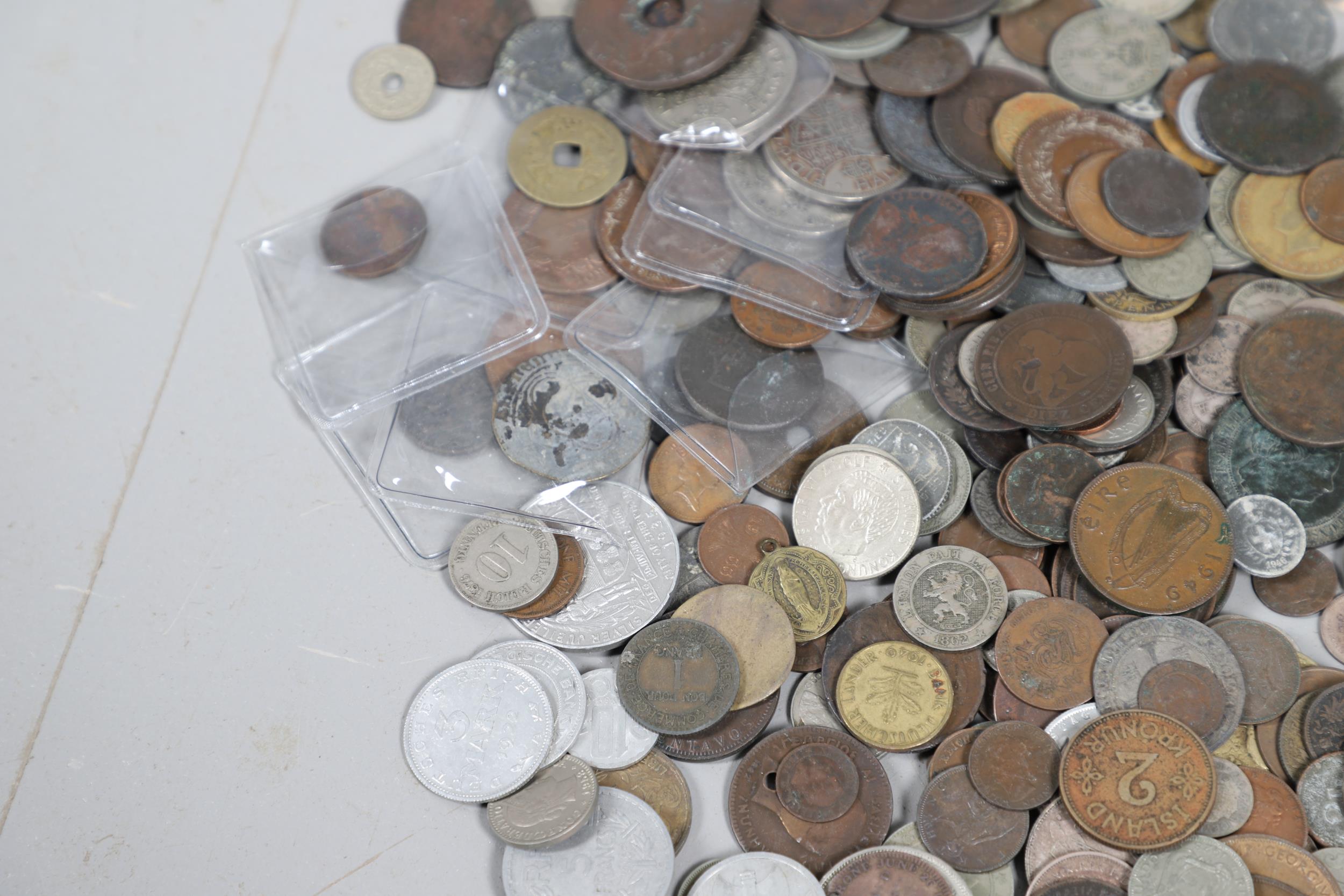 A LARGE COLLECTION OF WORLD COINS AND SIMILAR BRITISH COINS. - Image 8 of 20