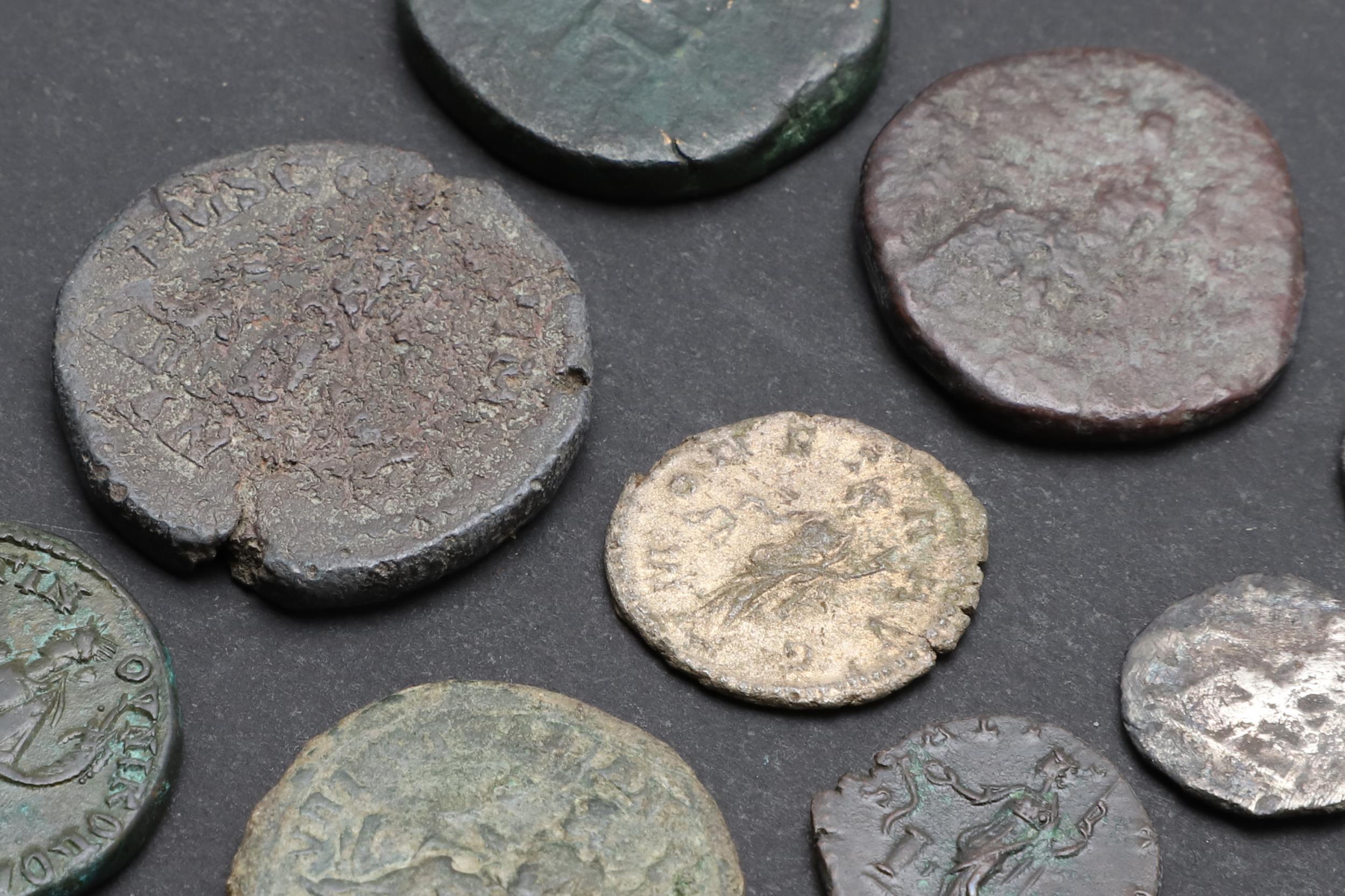 ROMAN IMPERIAL COINS: A COLLECTION OF ROMAN COINS COMMODUS - QUINTILIUS, 177-270 A.D. - Image 3 of 3