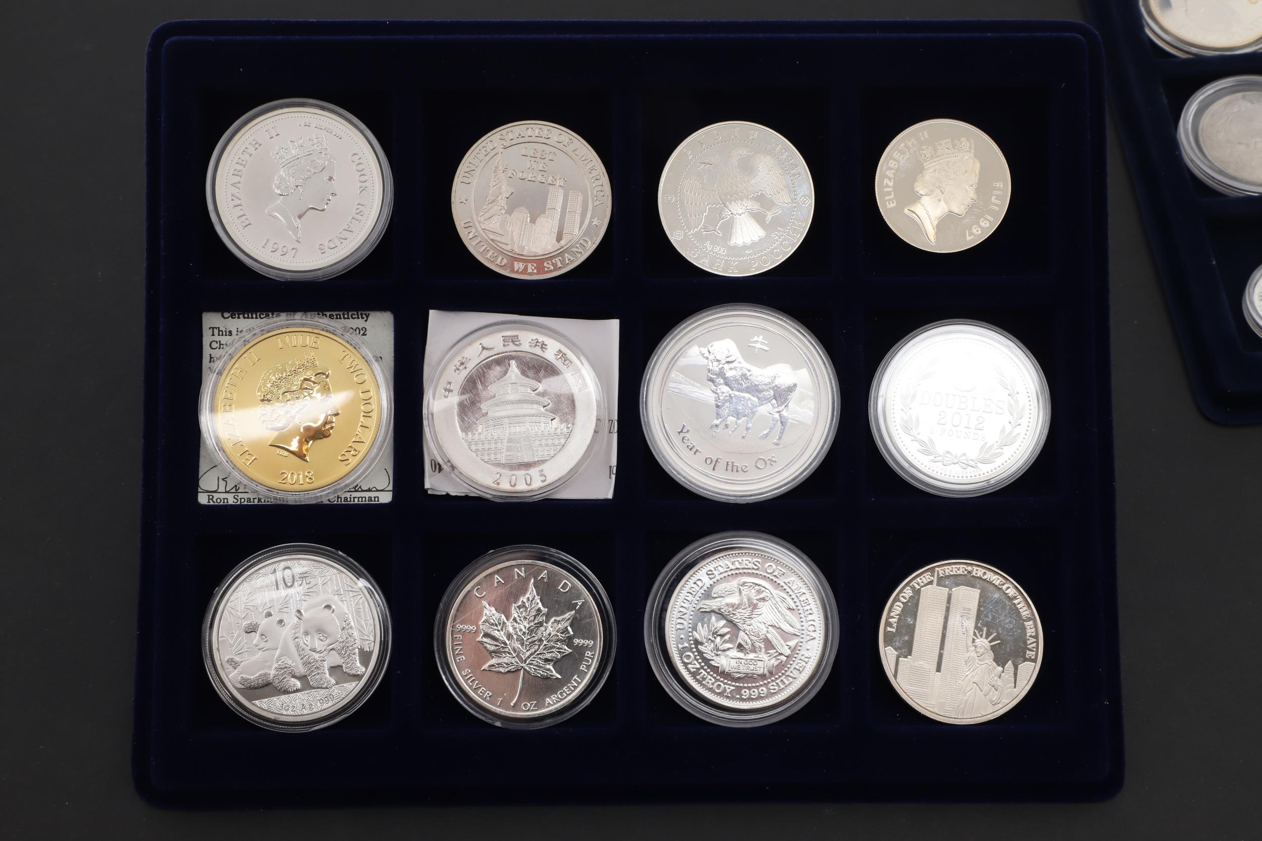 A MIXED COLLECTION OF SILVER, GILT AND OTHER CROWN SIZED COINS TO INCLUDE A COOK ISLANDS DOLLAR 1997 - Image 3 of 4