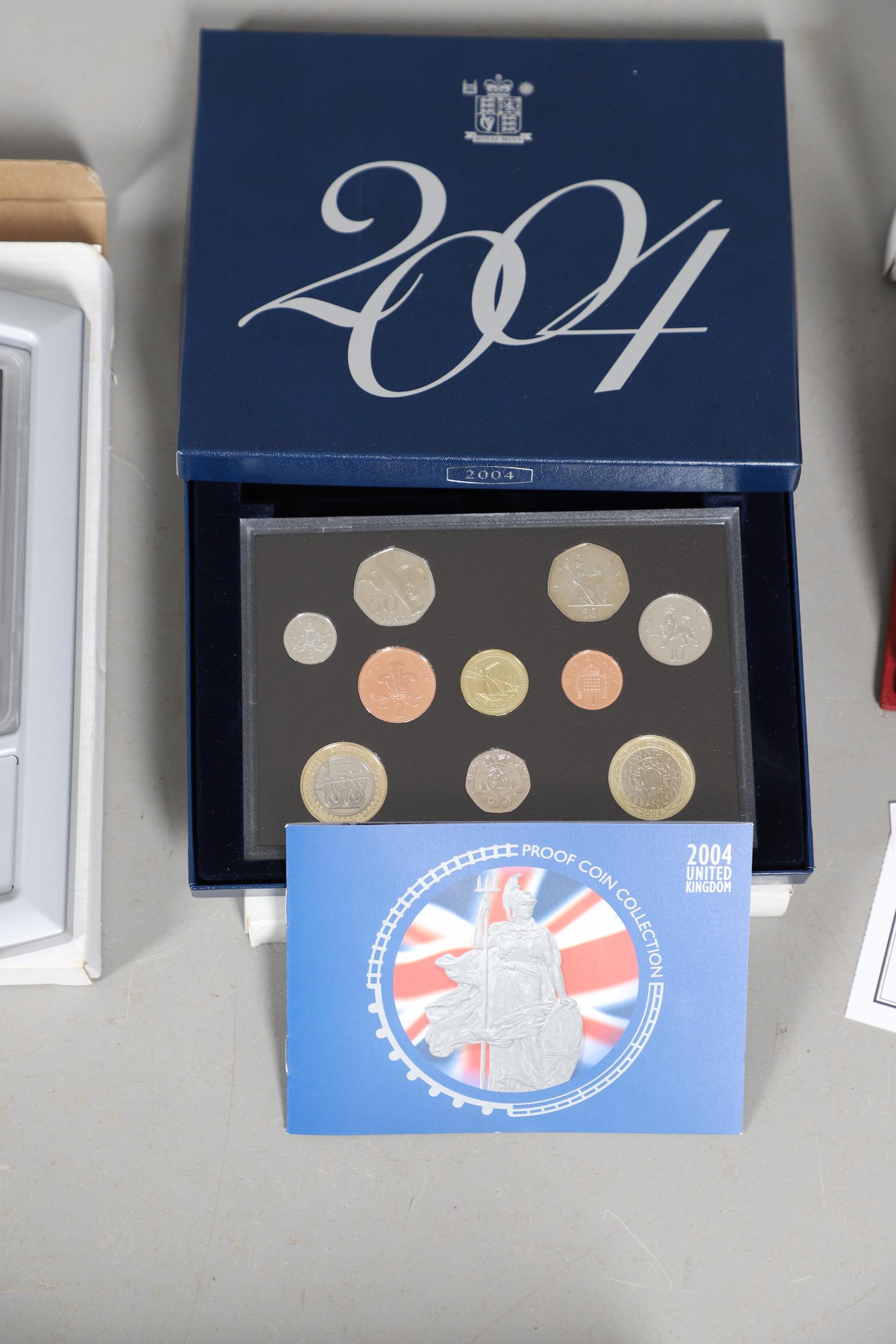 A COLLECTION OF ROYAL MINT UNCIRCULATED AND PROOF YEAR SETS. - Bild 6 aus 18