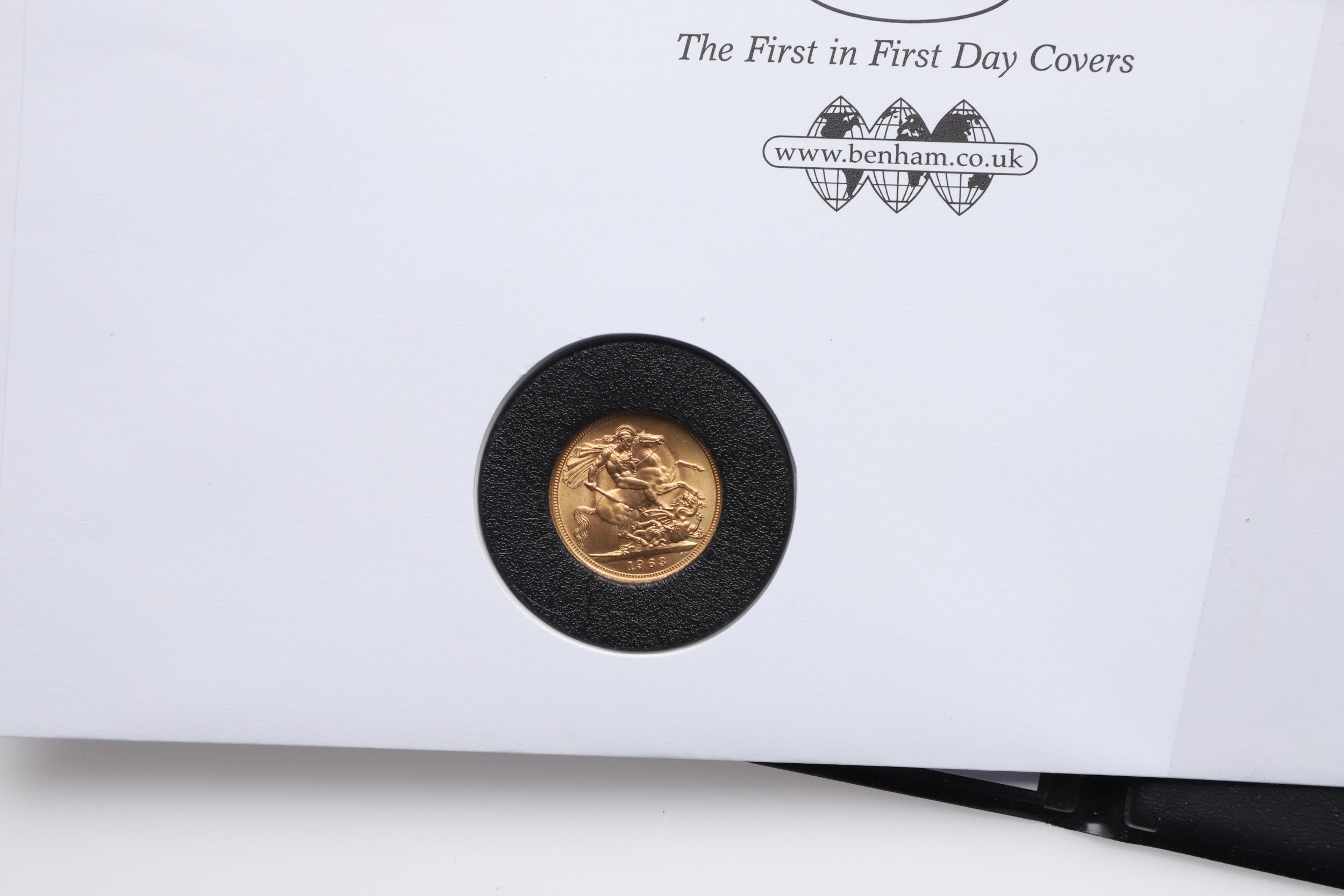 AN ELIZABETH II SOVEREIGN, 1963 MOUNTED ON A POSTAL COVER. - Bild 5 aus 6