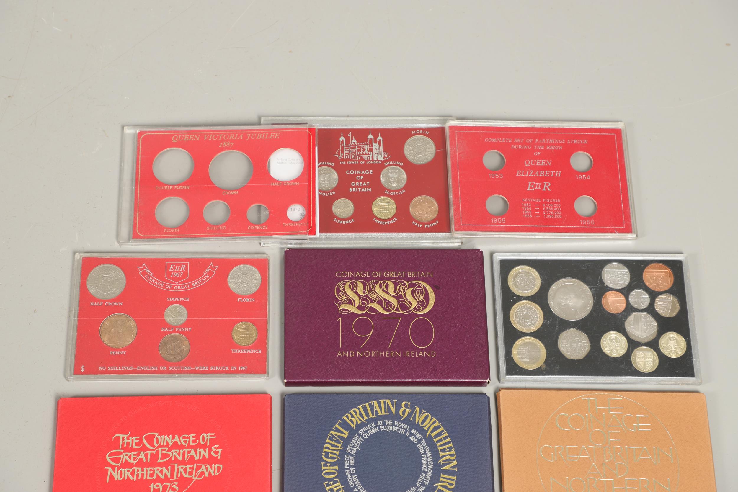 A COLLECTION OF ROYAL MINT UNCIRCULATED YEAR SETS, 1970 AND LATER. - Bild 2 aus 8