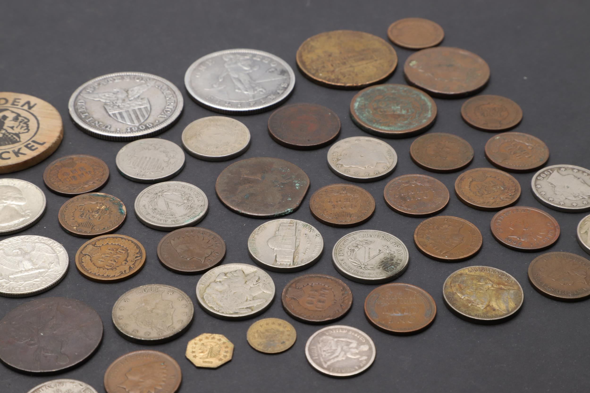 A COLLECTION OF AMERICAN COINS TO INCLUDE FILIPINAS ONE PESO. - Bild 4 aus 4