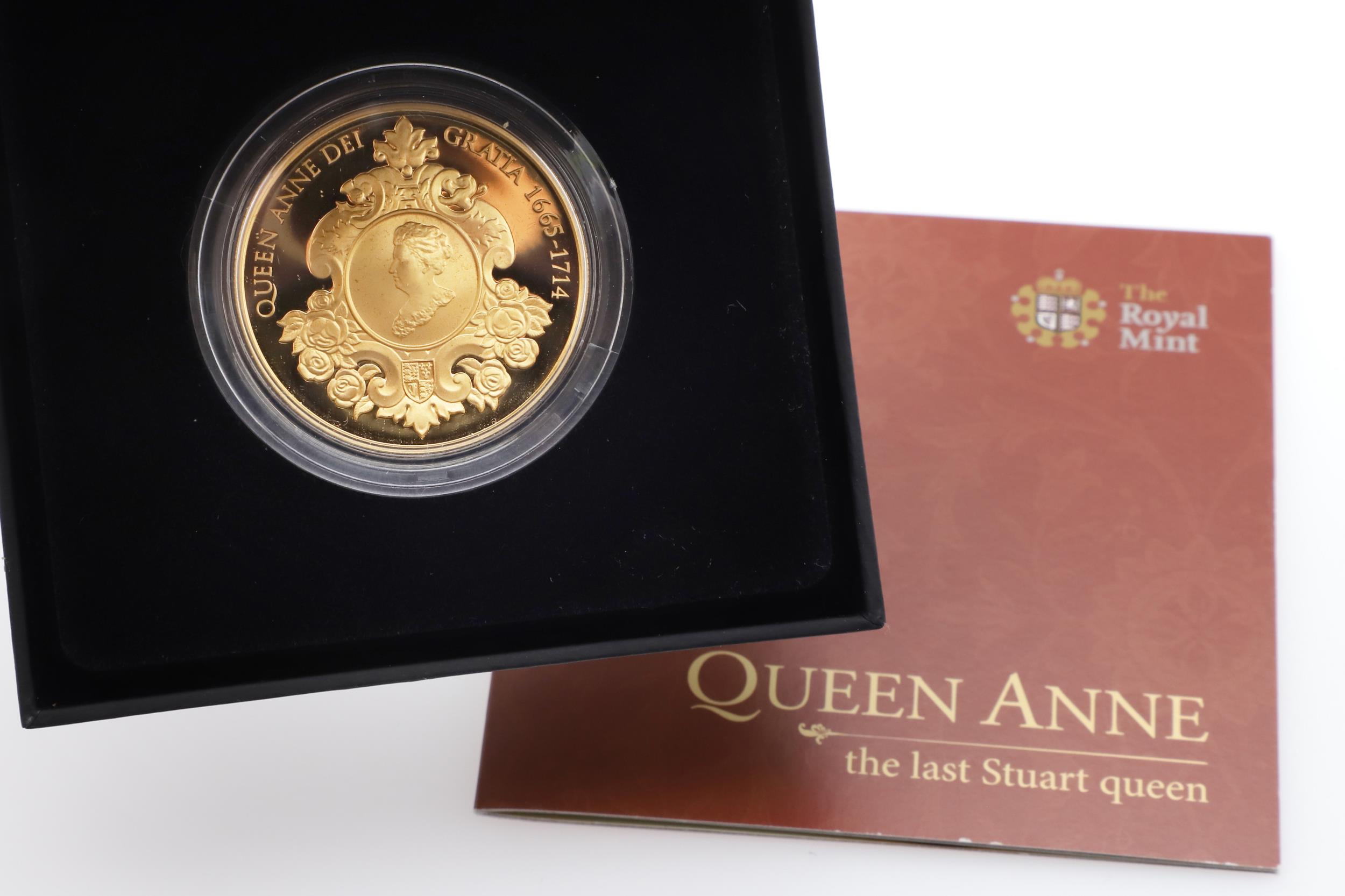 A ROYAL MINT GOLD PLATED SILVER PROOF QUEEN ANNE ANNIVERSARY £5.00 COIN AND FIVE SIMILAR. - Bild 10 aus 12