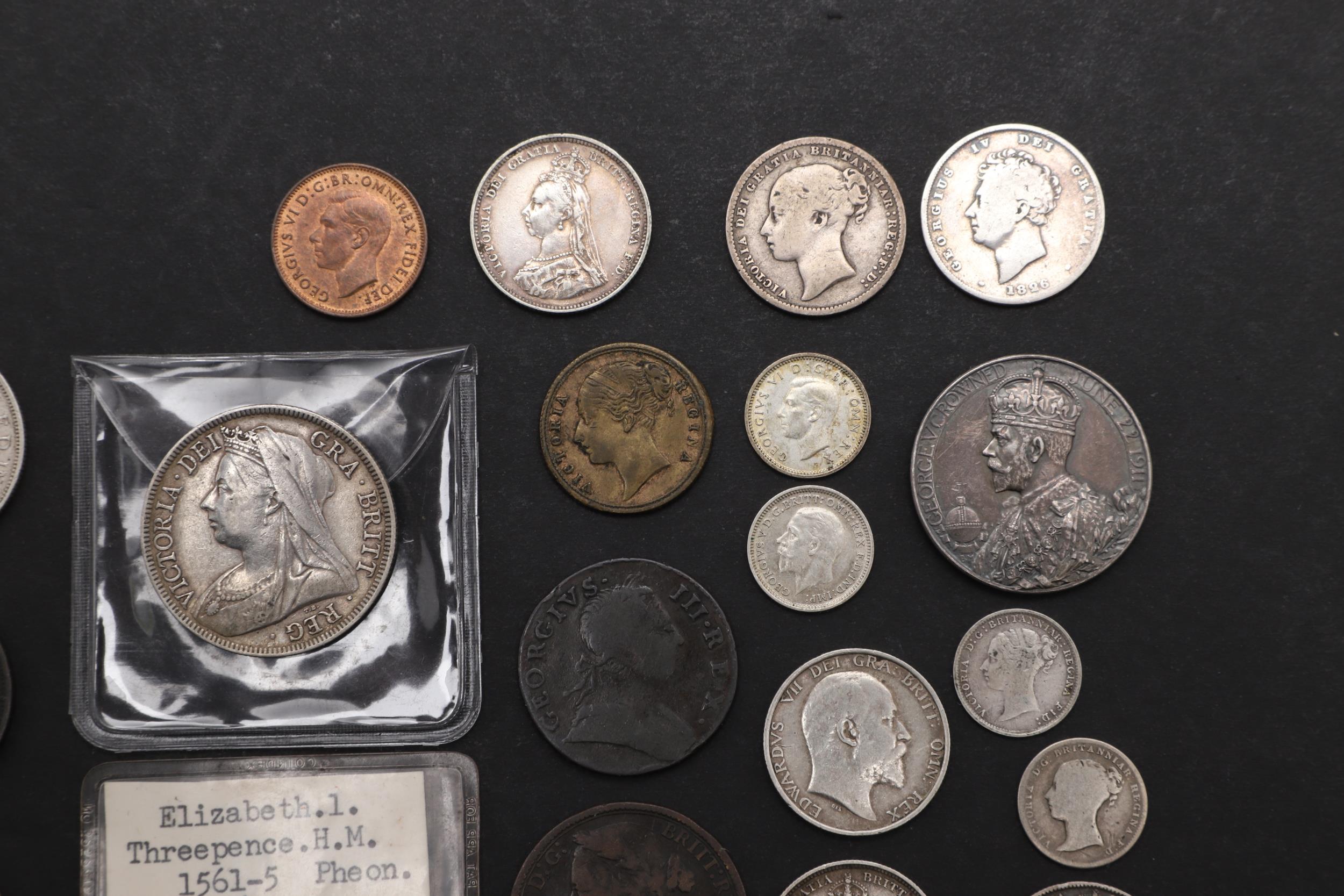 A MIXED COLLECTION OF COINS TO INCLUDE AN ELIZABETH I HAMMERED THREEPENCE. - Bild 3 aus 6