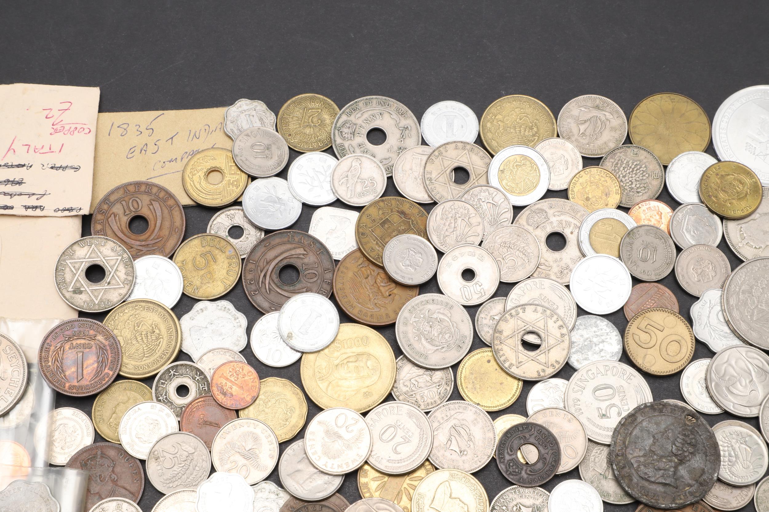 A COLLECTION OF WORLD COINS TO INCLUDE COINS FROM JAPAN, MEXICO AND OTHER COUNTRIES. - Bild 3 aus 10