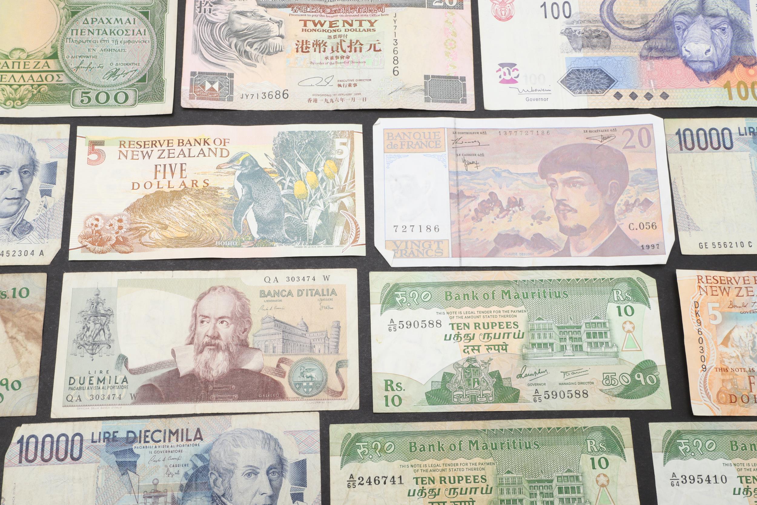 A COLLECTION OF TWENTY FOUR VARIOUS WORLD BANKNOTES. - Image 6 of 18