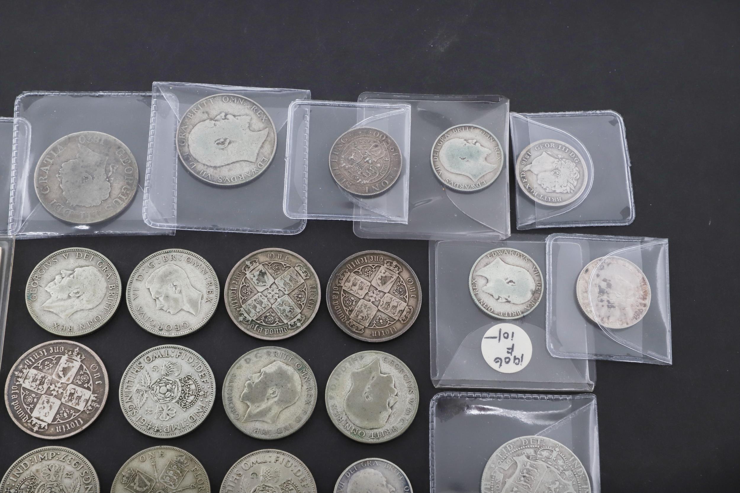 A QUEEN ANNE HALF CROWN, 1708, AND A COLLECTION OF OTHER LATER SILVER COINS. - Bild 3 aus 5