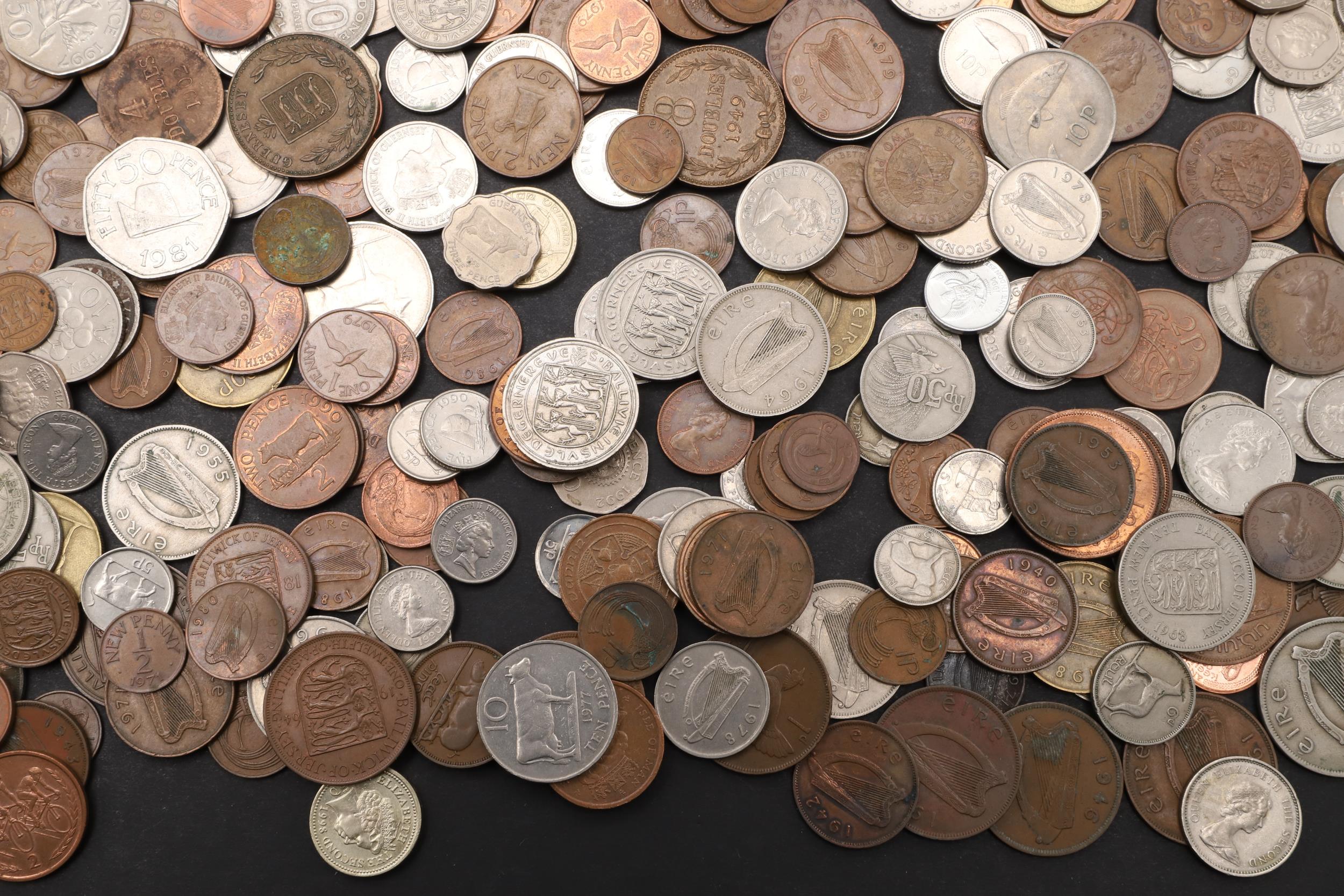 A COLLECTION OF WORLD COINS TO INCLUDE COINS FOR IRELAND, JERSEY, ISLE OF MAN AND GUERNSEY. - Image 9 of 10