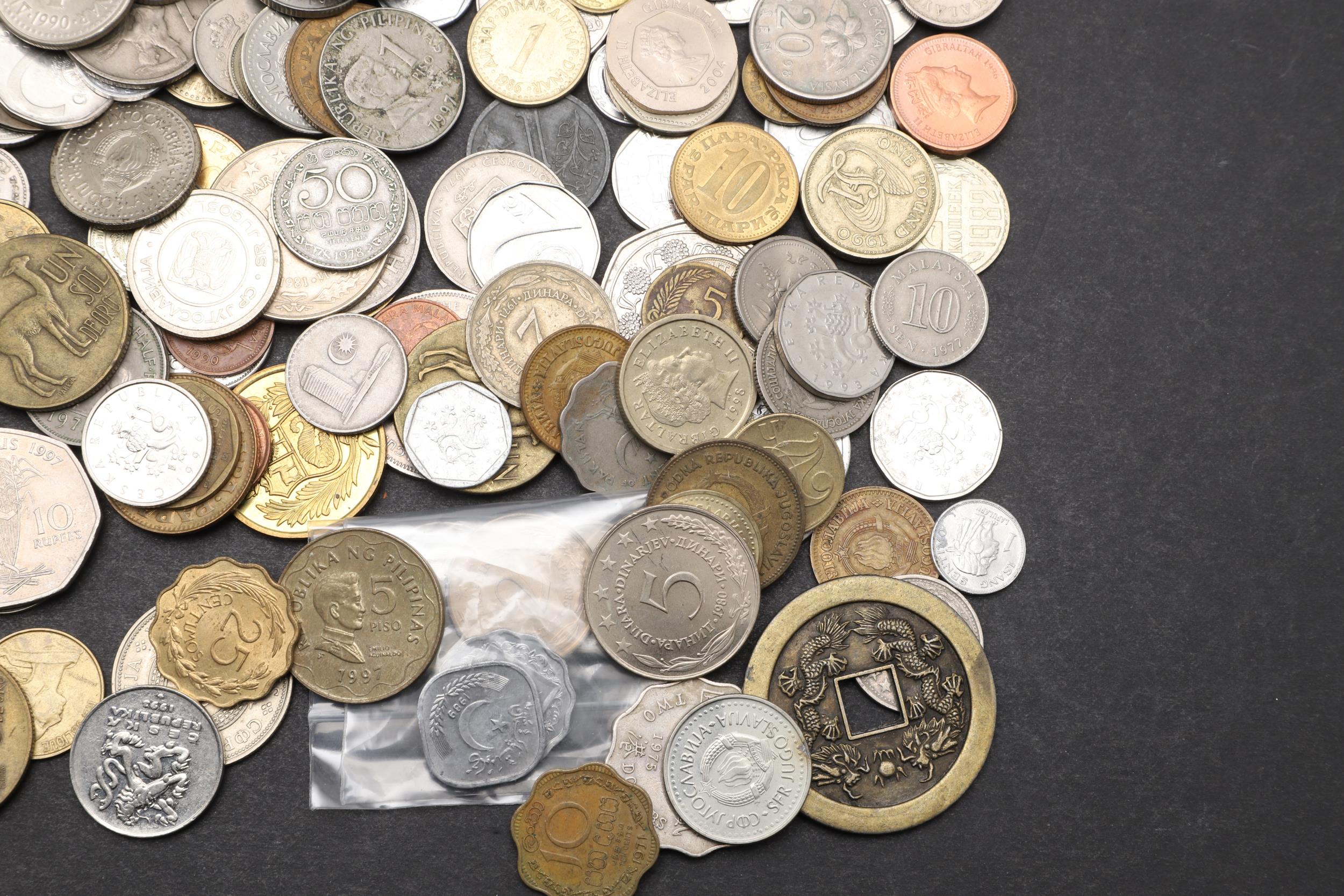 A COLLECTION OF WORLD COINS, VARIOUS COUNTIRES TO INCLUDE MALAYA, CHINA, GIBRALTAR AND MANY OTHERS. - Image 10 of 10