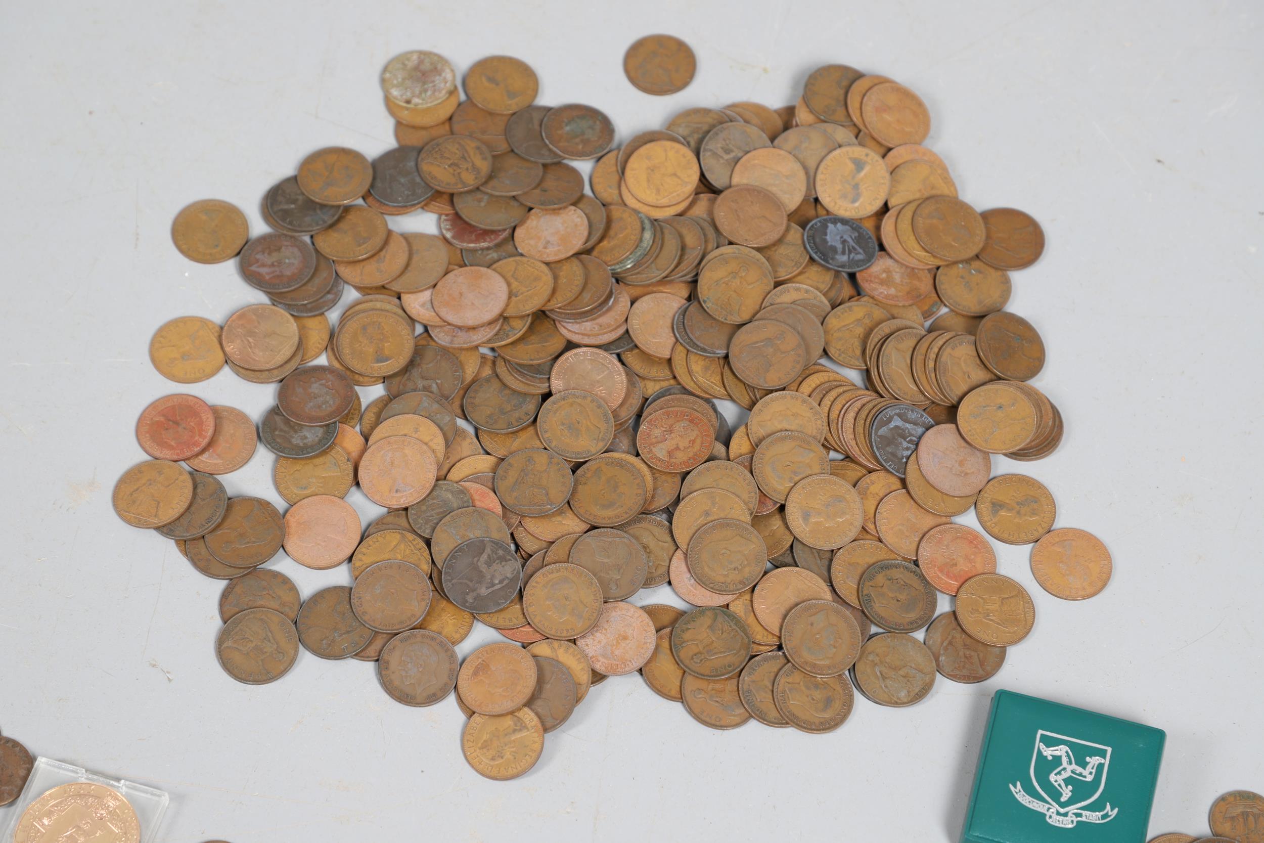 A LARGE COLLECTION OF WORLD COINS AND SIMILAR BRITISH COINS. - Bild 15 aus 20
