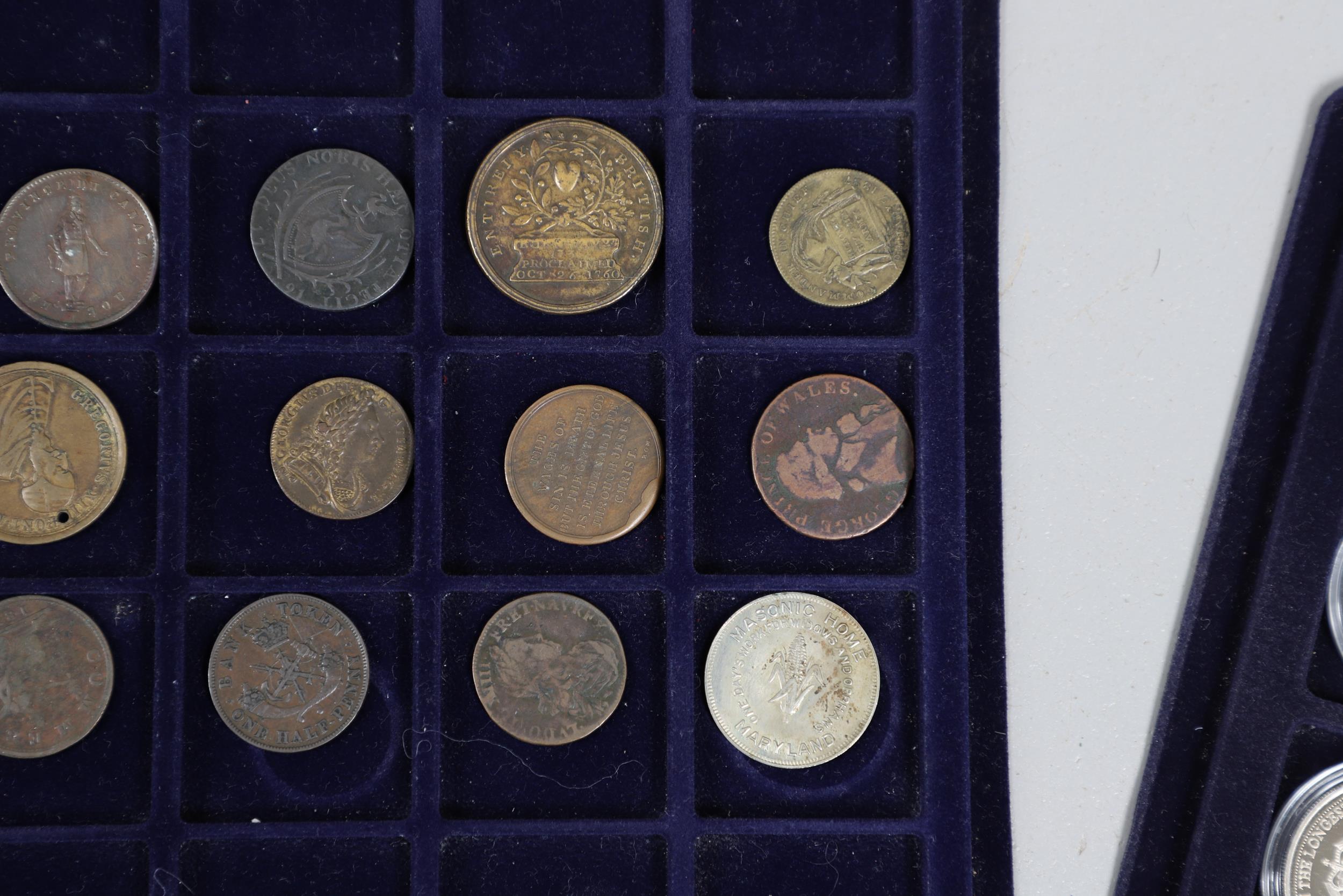 AN EXTENSIVE COLLECTION OF COINS AND TOKENS. - Bild 7 aus 14