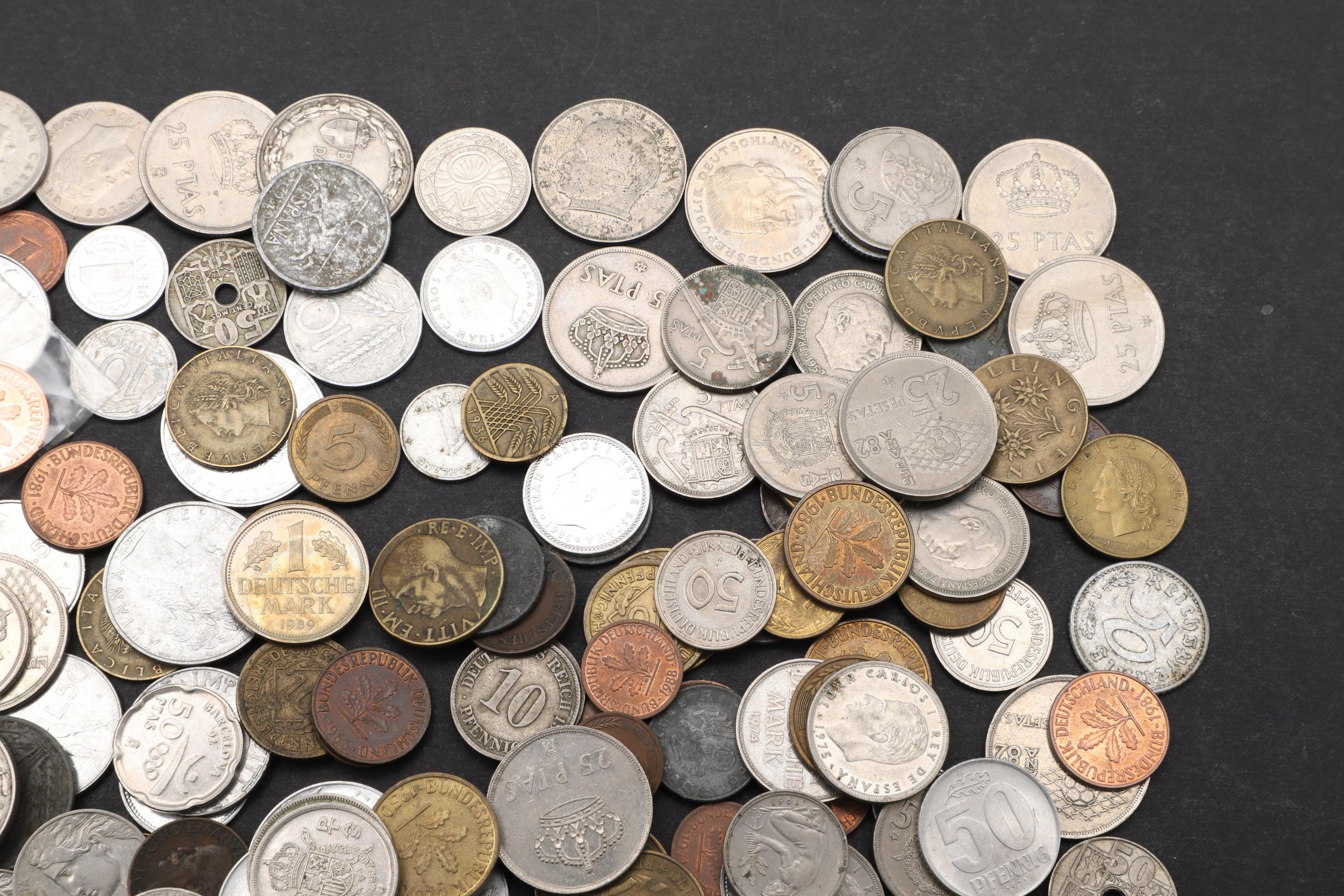 A LARGE COLLECTION OF 19TH AND 20th CENTURY EUROPEAN COINS TO INCLUDE GERMANY, SPAIN AND ITALY. - Image 4 of 10