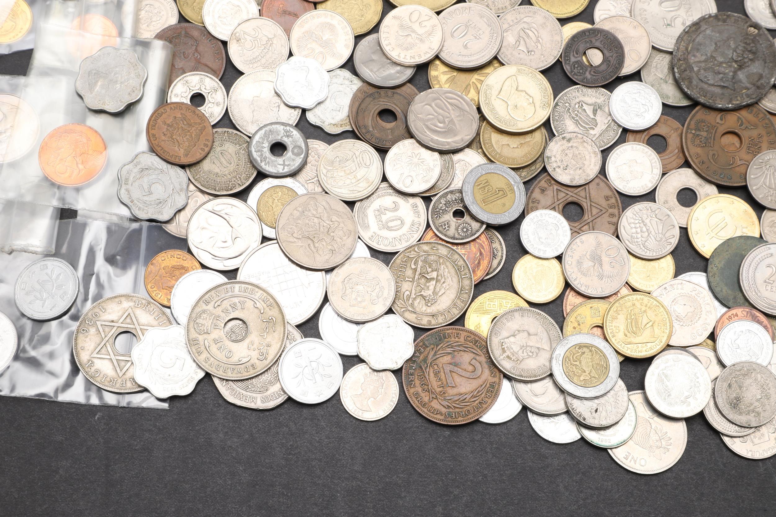 A COLLECTION OF WORLD COINS TO INCLUDE COINS FROM JAPAN, MEXICO AND OTHER COUNTRIES. - Bild 9 aus 10