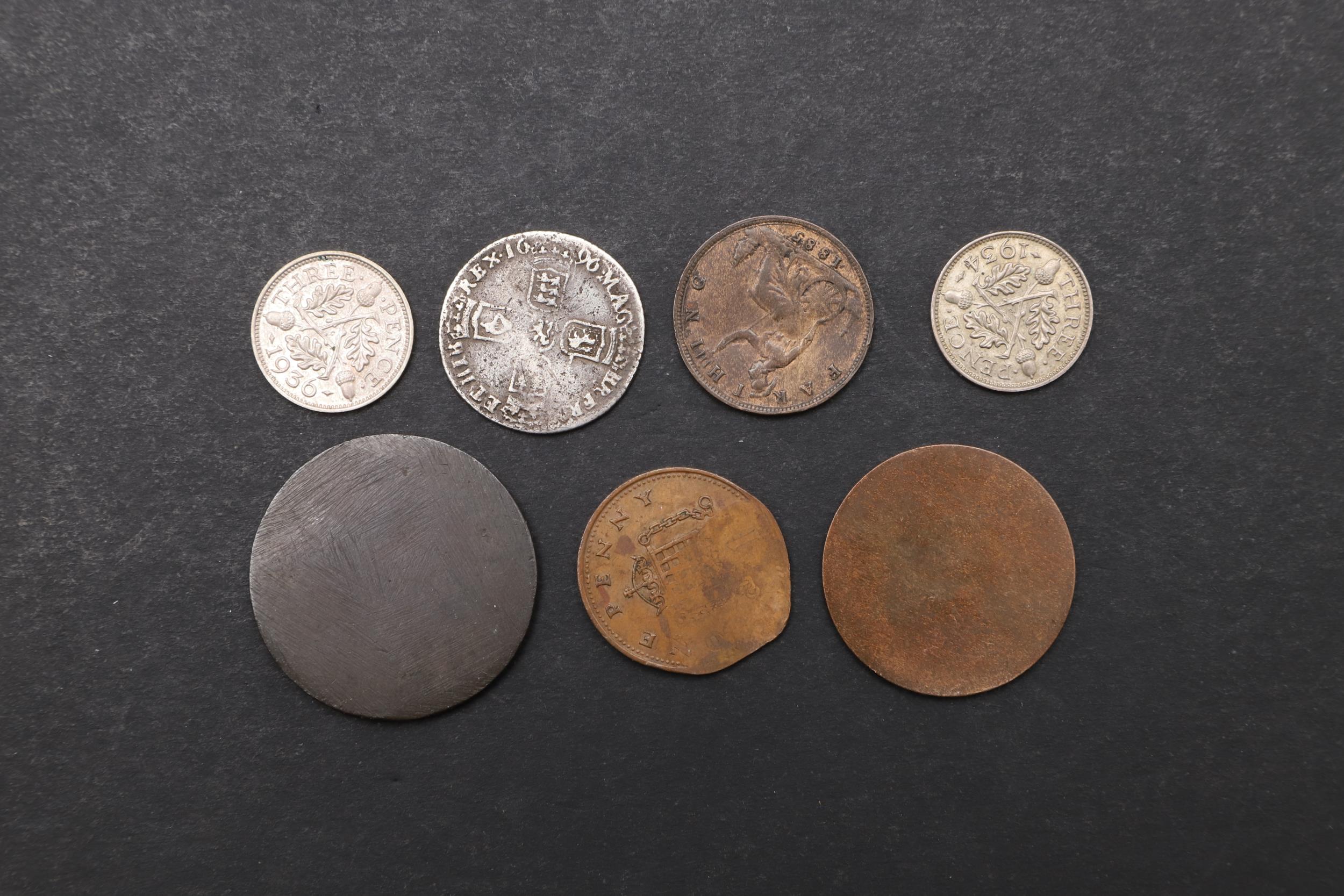 A MIXED COLLECTION OF COINS INCLUDING AN ELIZABETH II ERROR PENNY. - Bild 2 aus 4