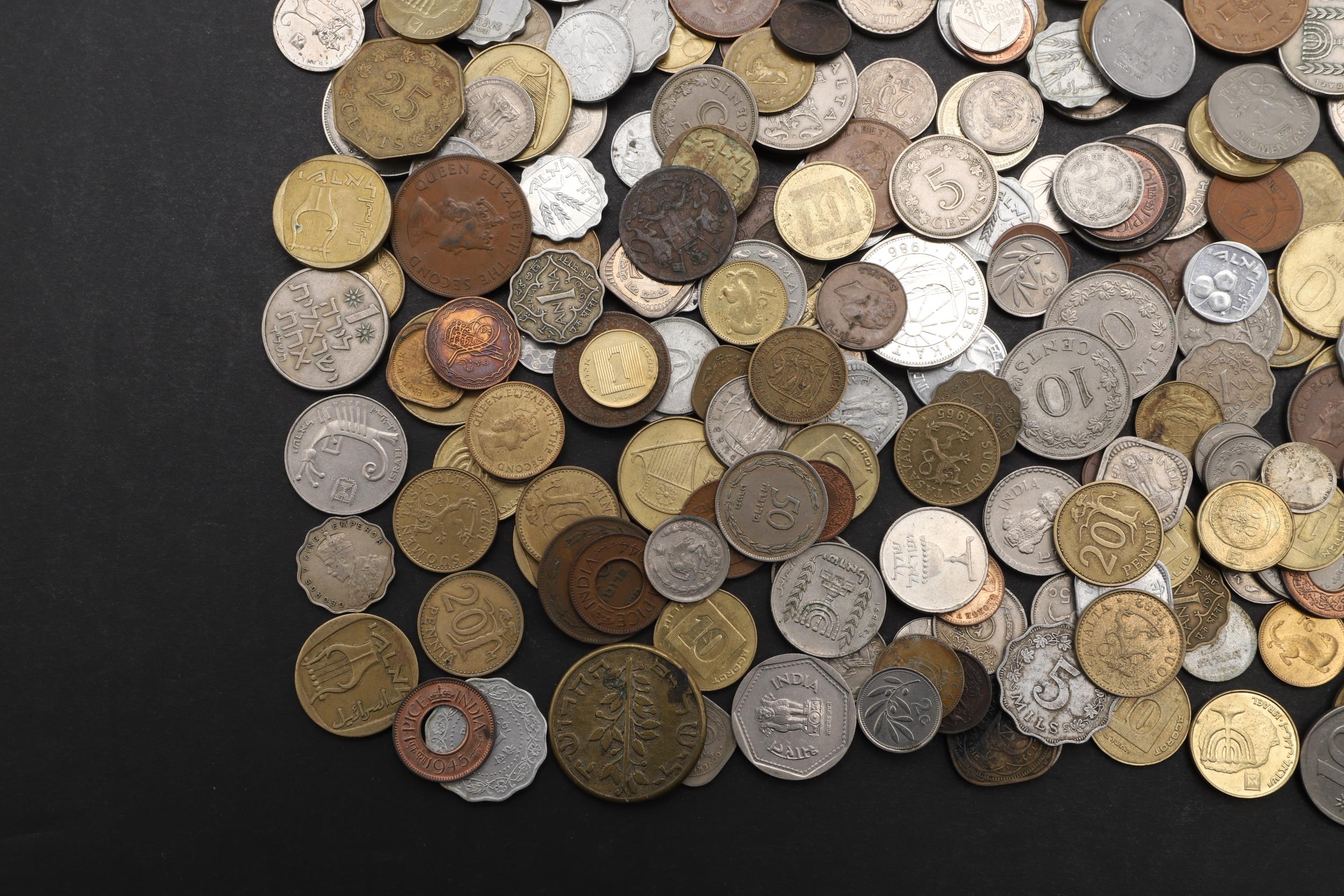 A MIXED COLLECTION OF WORLD COINS TO INCLUDE INDIA, MALTA AND OTHER COUNTRIES. - Image 6 of 7