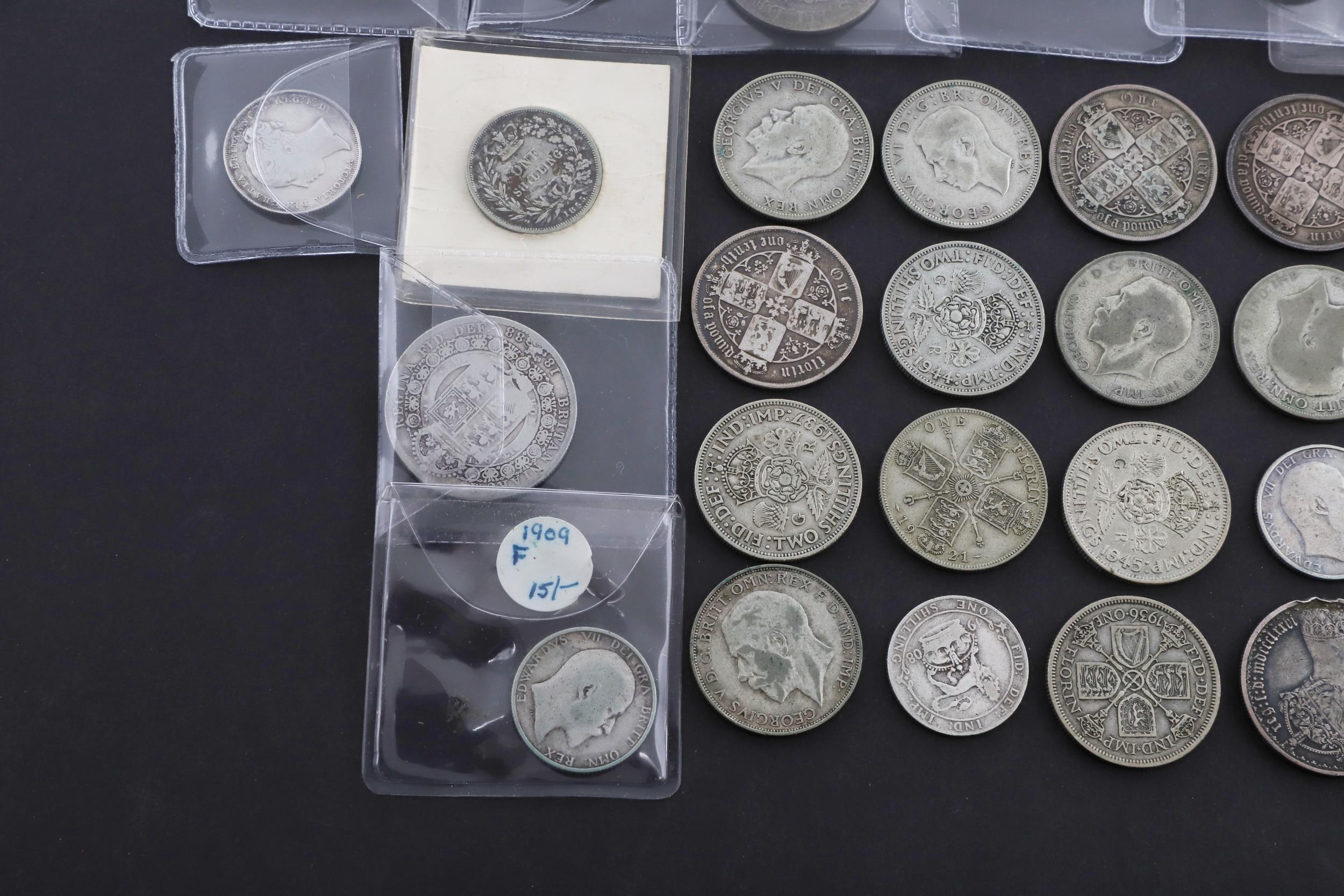 A QUEEN ANNE HALF CROWN, 1708, AND A COLLECTION OF OTHER LATER SILVER COINS. - Bild 4 aus 5